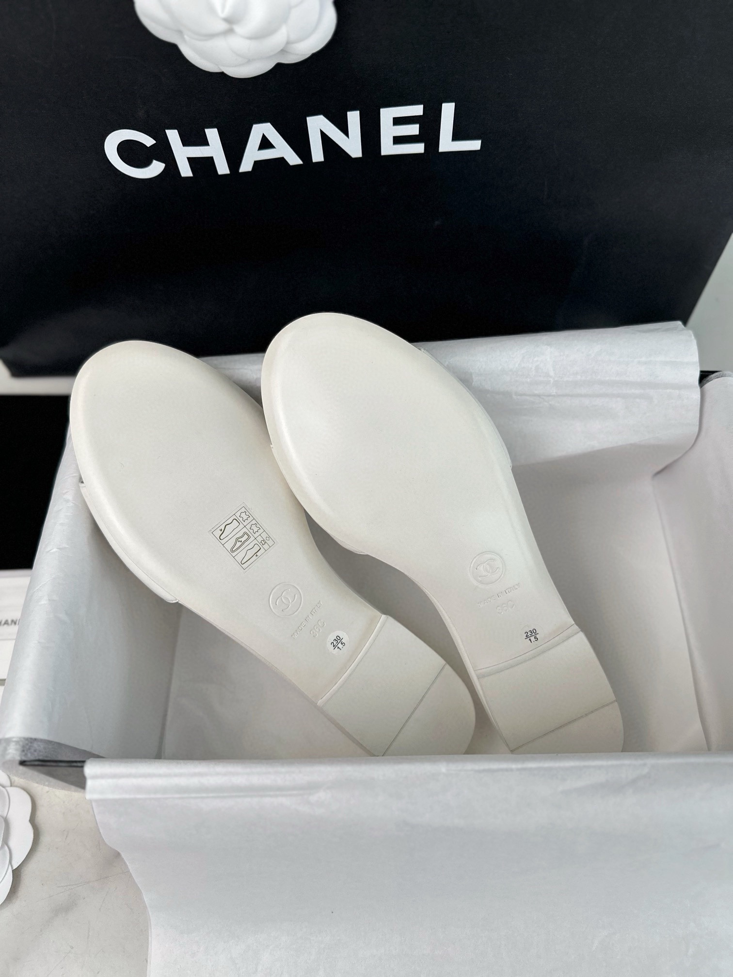 Bagsaaa Ch**el White Slippers With Flower