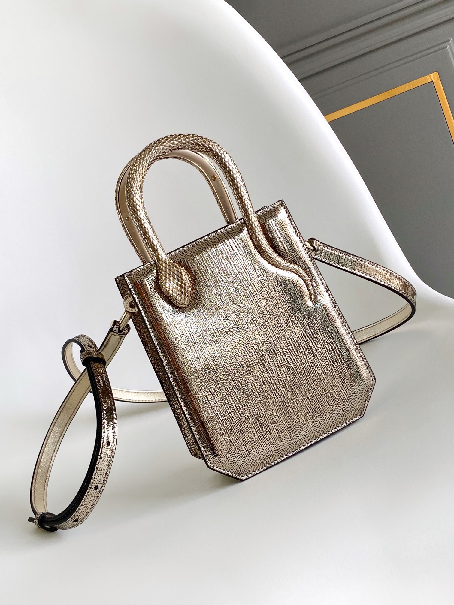 Bagsaaa Bv1g*ai Serpentine Metallic Bag - 13 X 17.5 X 5.5 Cm