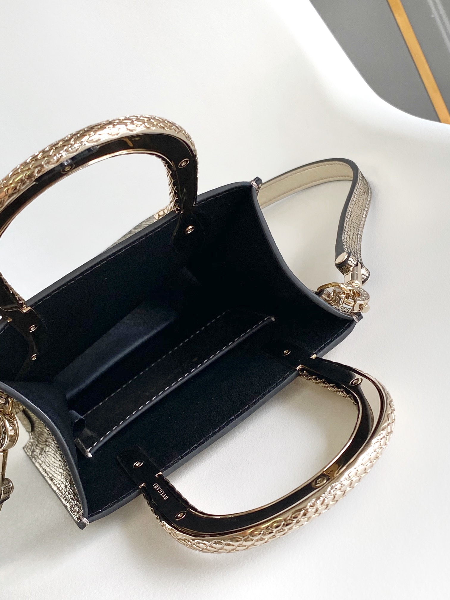 Bagsaaa Bv1g*ai Serpentine Metallic Bag - 13 X 17.5 X 5.5 Cm