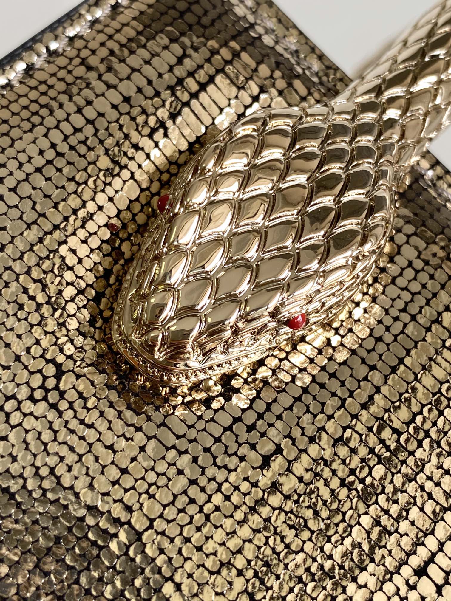 Bagsaaa Bv1g*ai Serpentine Metallic Bag - 13 X 17.5 X 5.5 Cm