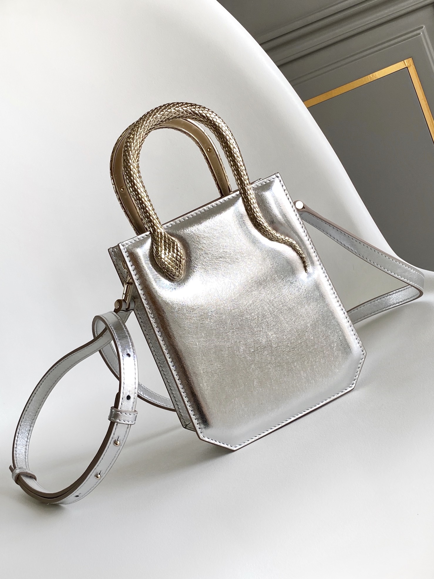 Bagsaaa Bv1g*ai Serpentine Silver Bag - 13 X 17.5 X 5.5 Cm