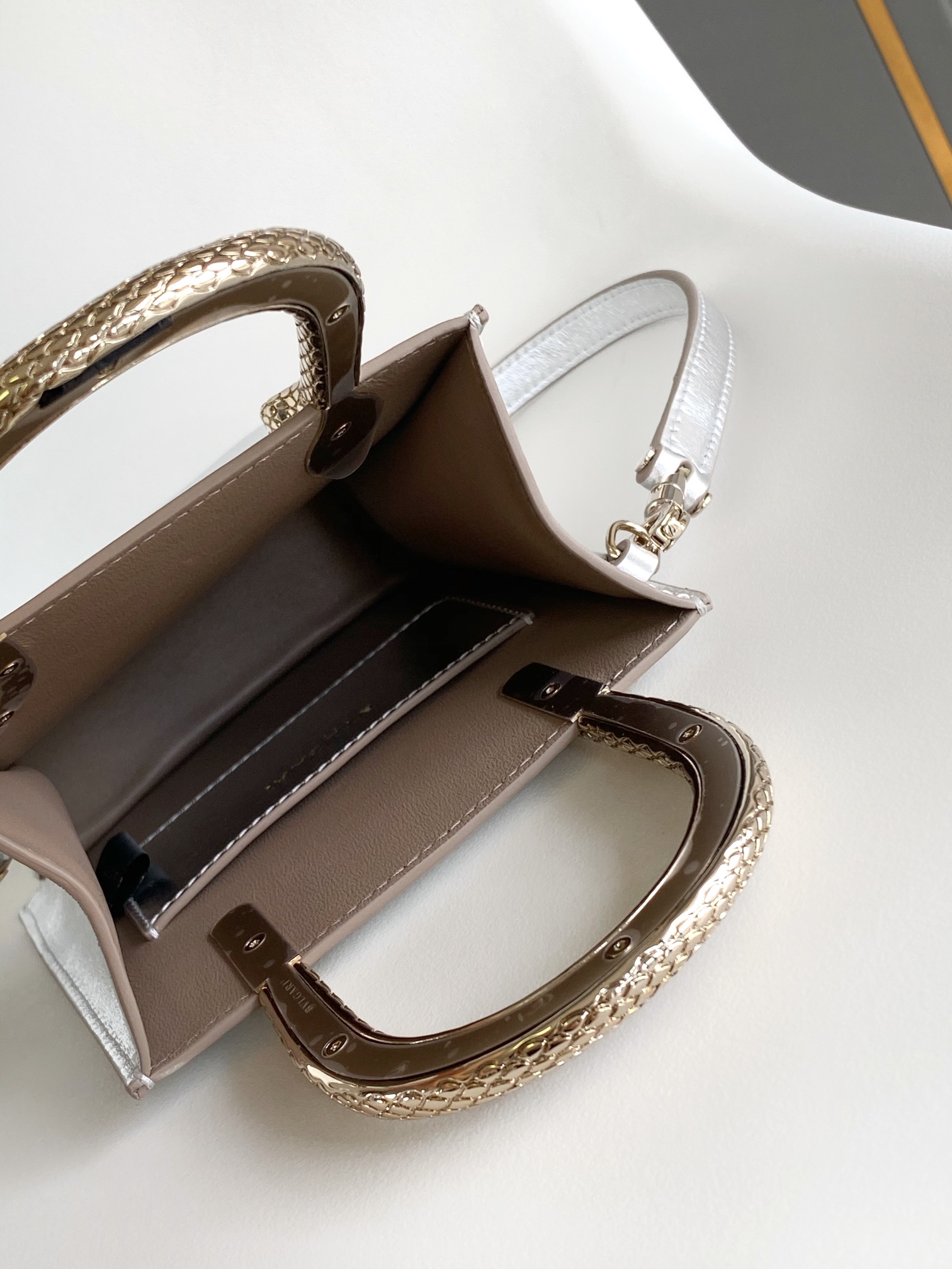 Bagsaaa Bv1g*ai Serpentine Silver Bag - 13 X 17.5 X 5.5 Cm