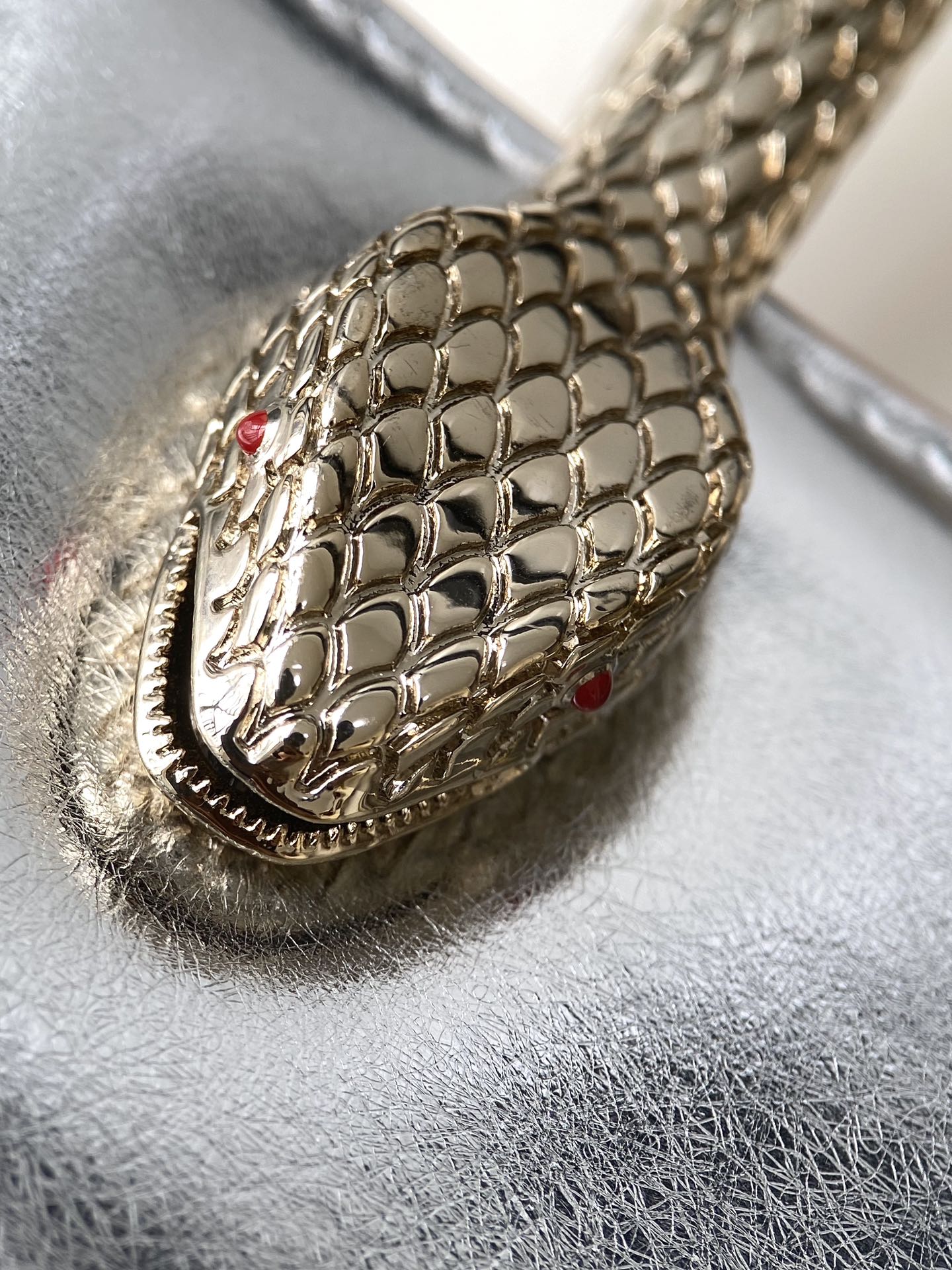 Bagsaaa Bv1g*ai Serpentine Silver Bag - 13 X 17.5 X 5.5 Cm