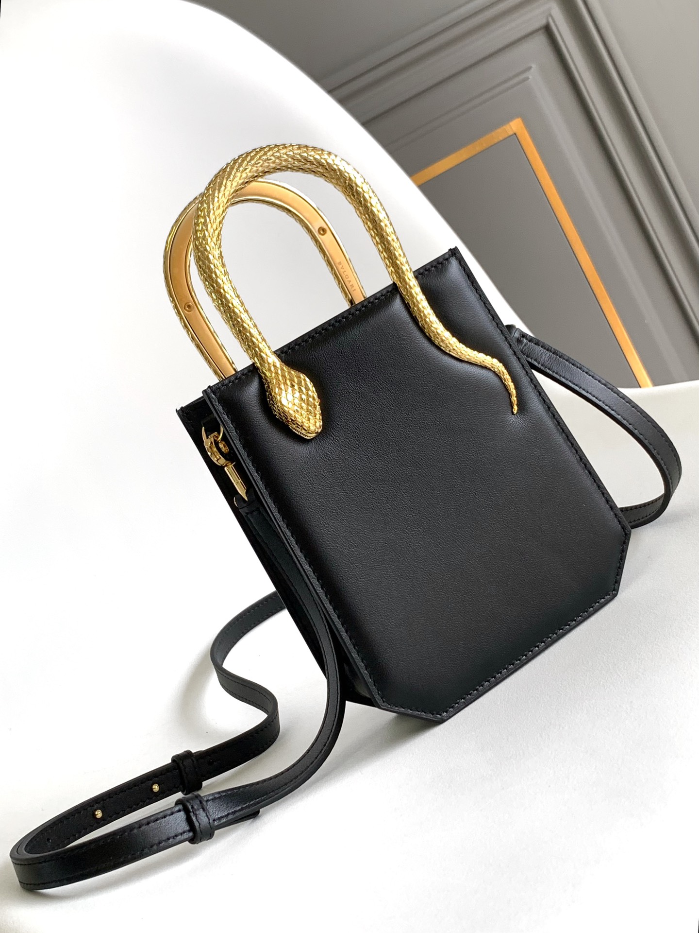 Bagsaaa Bv1g*ai Serpentine Black Bag - 13 X 17.5 X 5.5 Cm