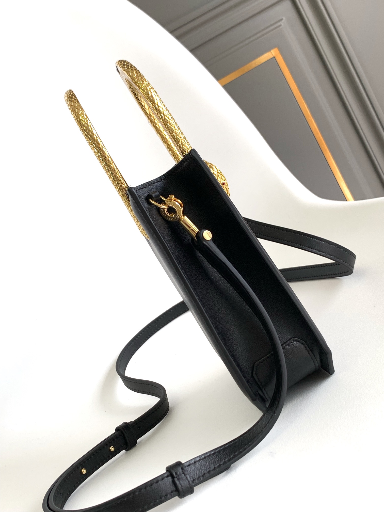 Bagsaaa Bv1g*ai Serpentine Black Bag - 13 X 17.5 X 5.5 Cm