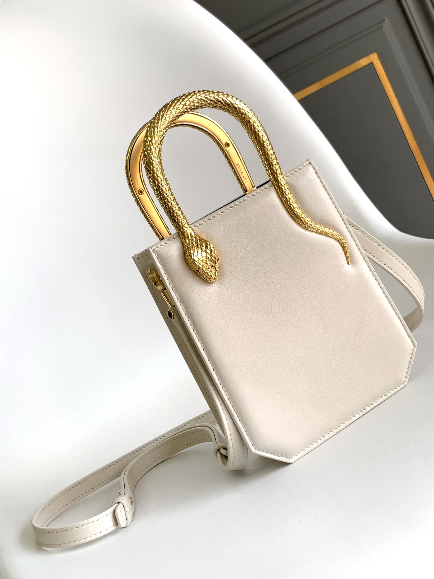 Bagsaaa Bv1g*ai Serpentine Beige Bag - 13 X 17.5 X 5.5 Cm