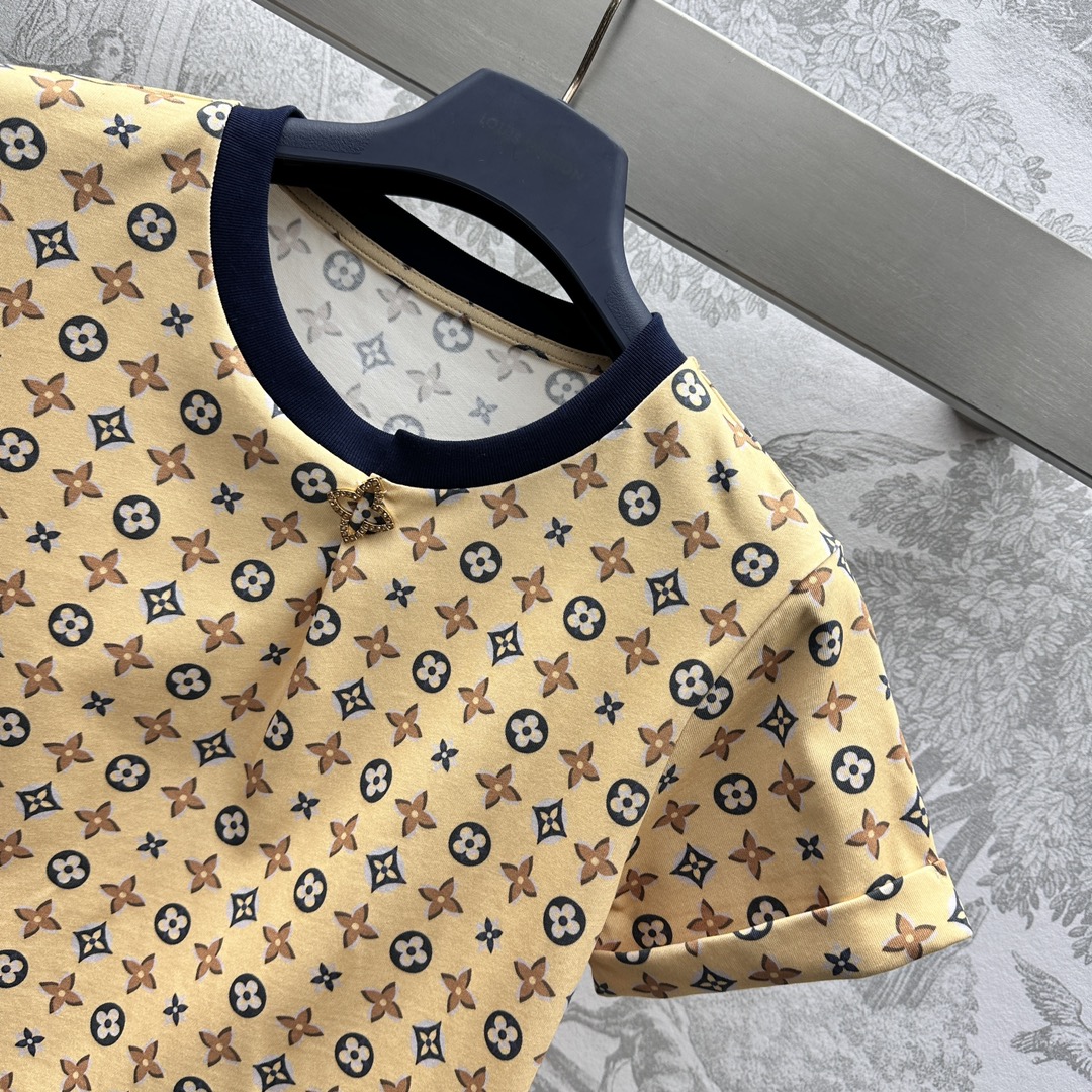 Bagsaaa Y51 Monogram Kaleidoscope Brooch T-Shirt Yellow
