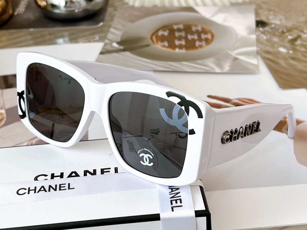 Bagsaaa Ch**el White Square Sunglasses