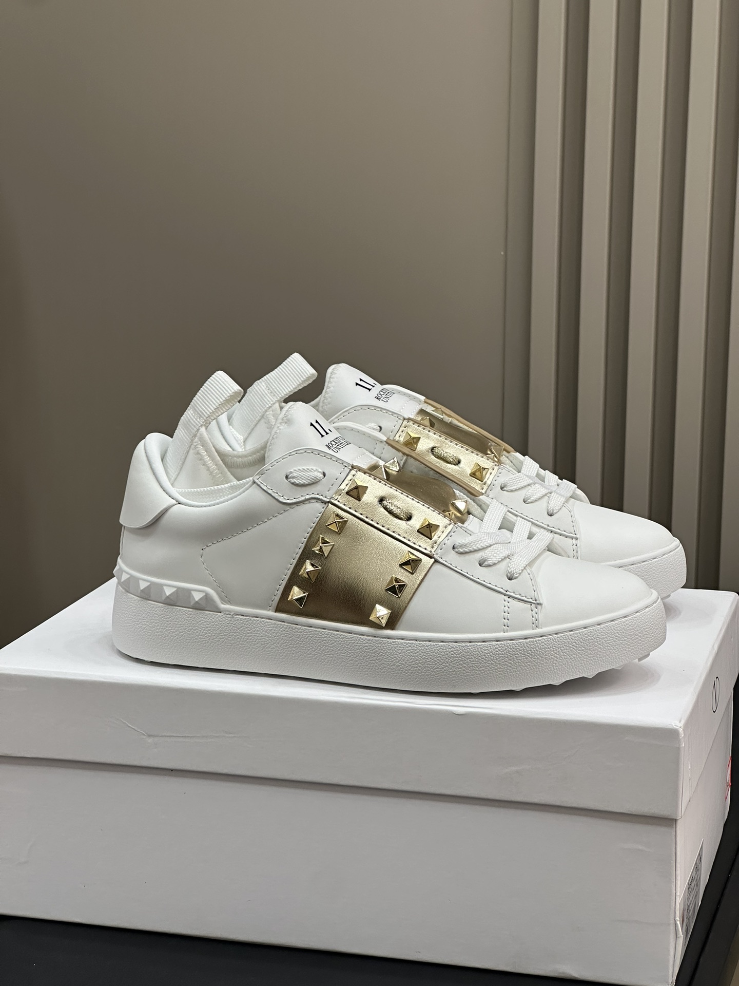 Bagsaaa Va1e*ntin0 Sneakers