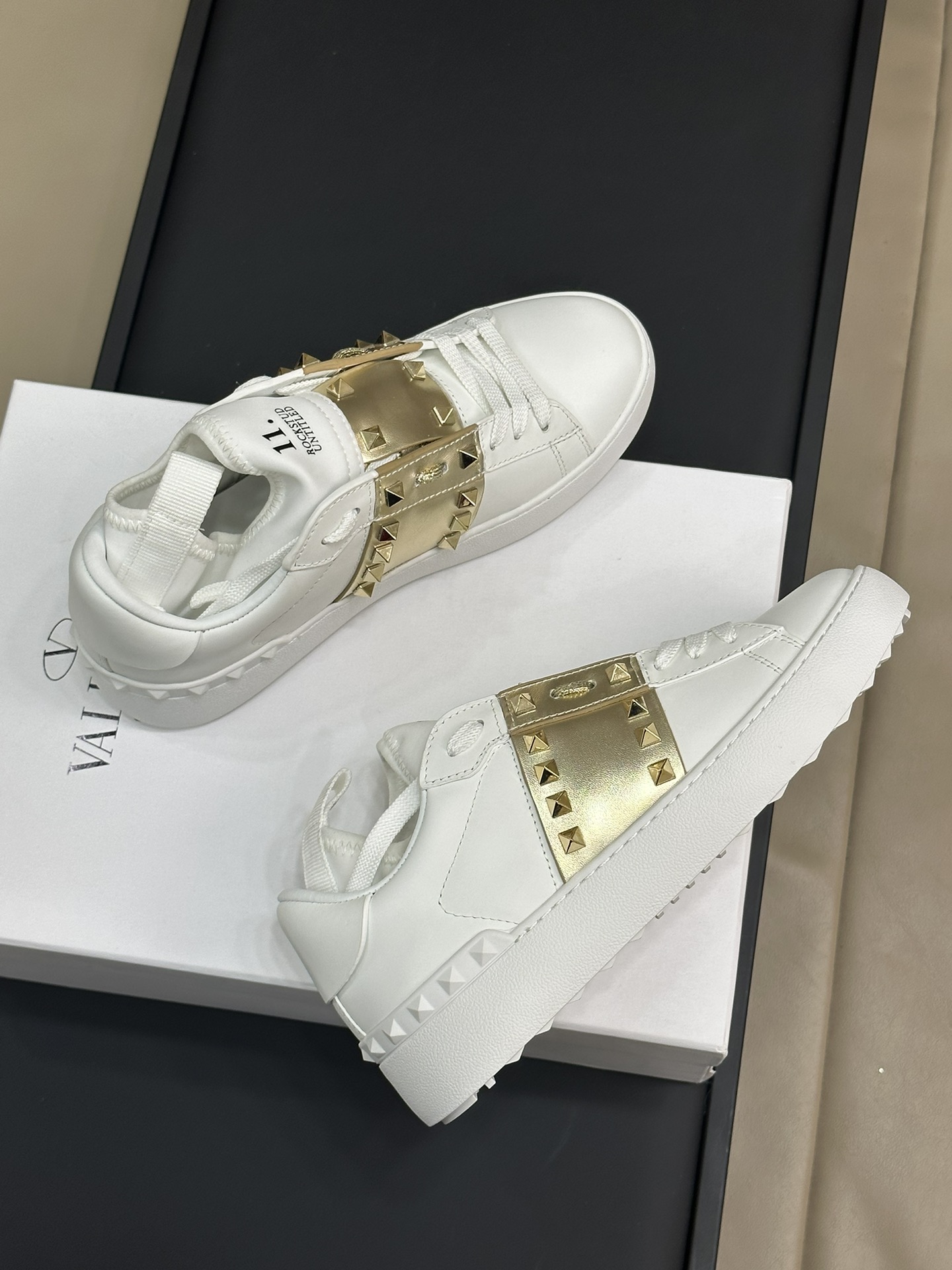 Bagsaaa Va1e*ntin0 Sneakers