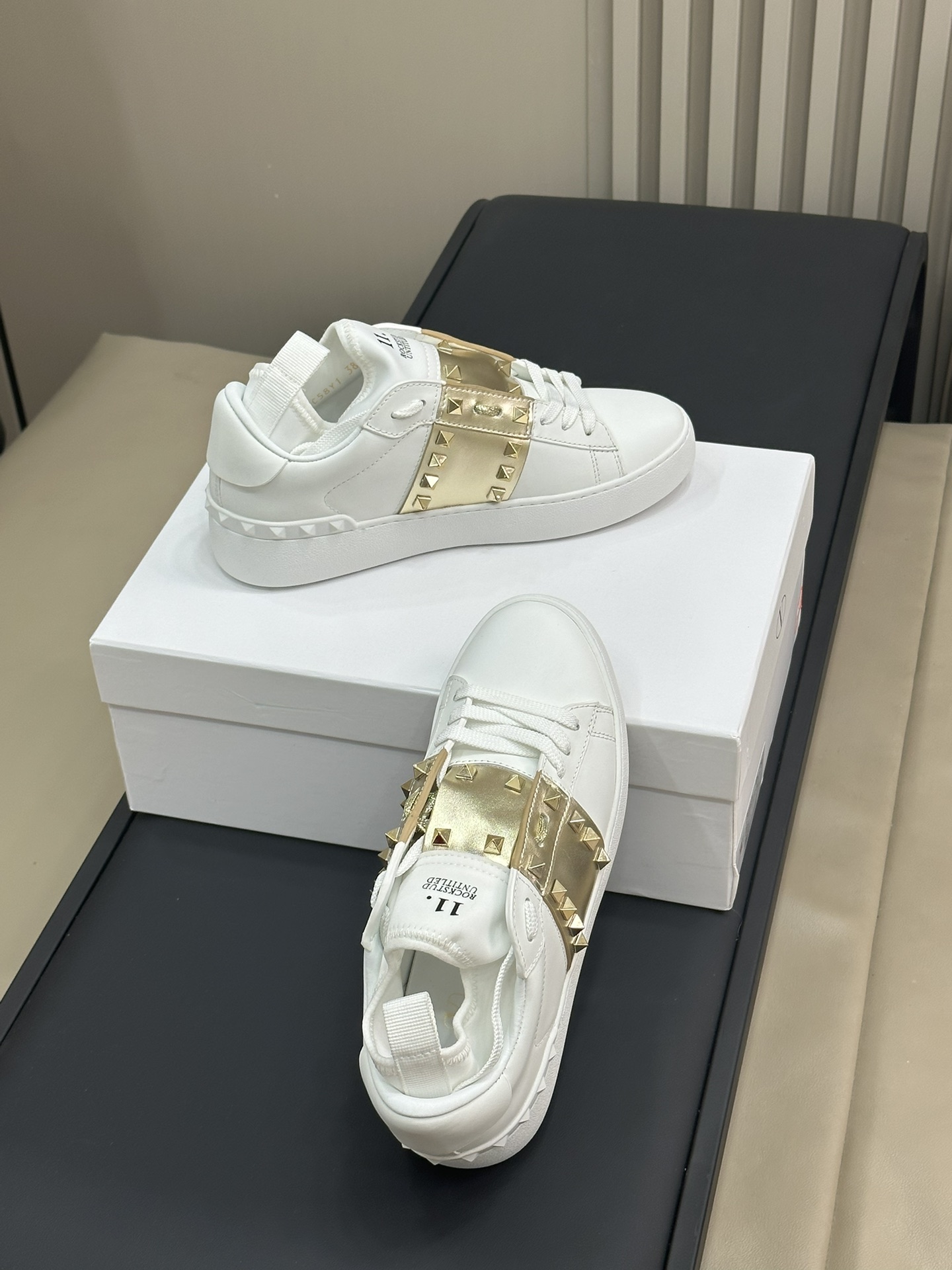 Bagsaaa Va1e*ntin0 Sneakers