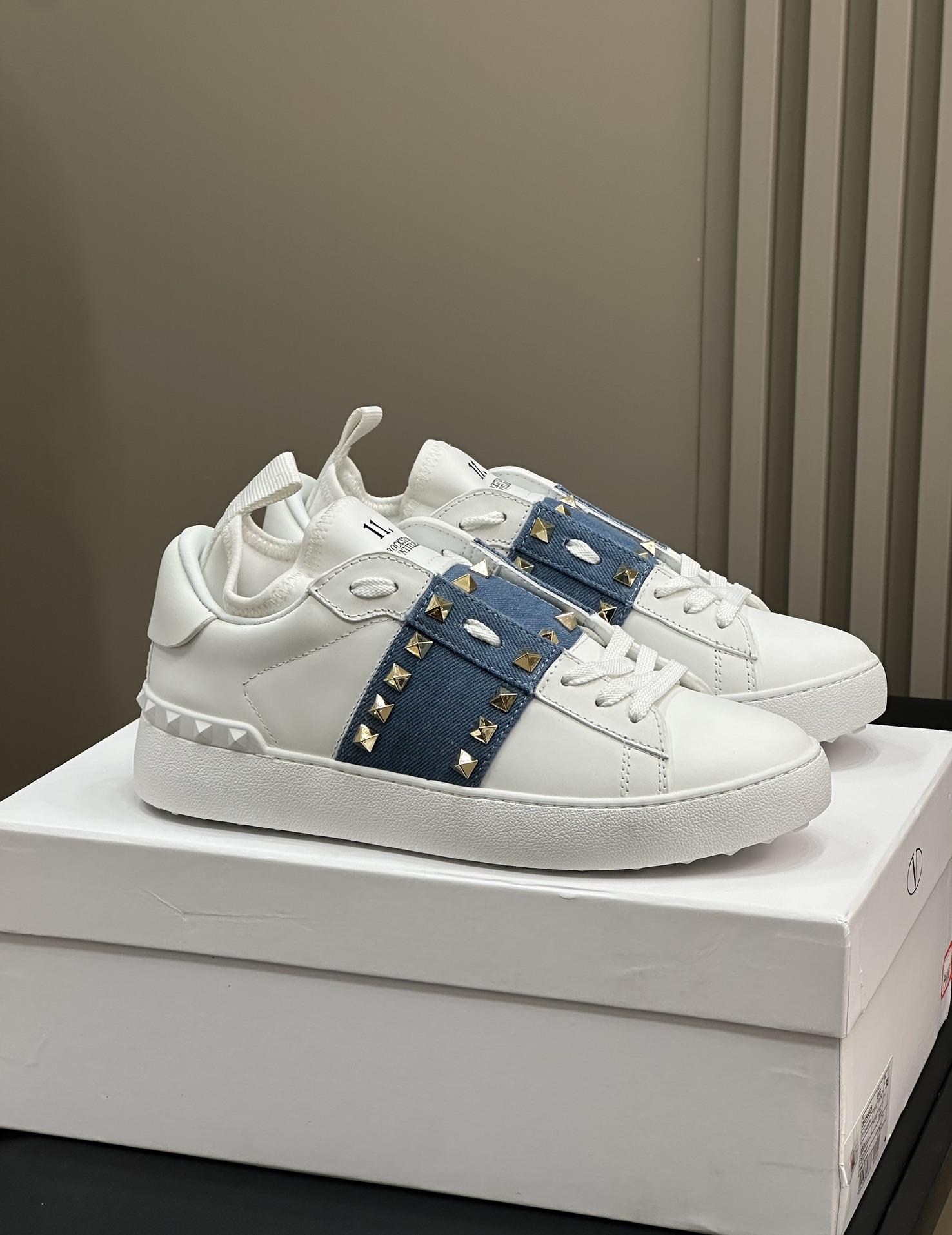 Bagsaaa Va1e*ntin0 Sneakers 01