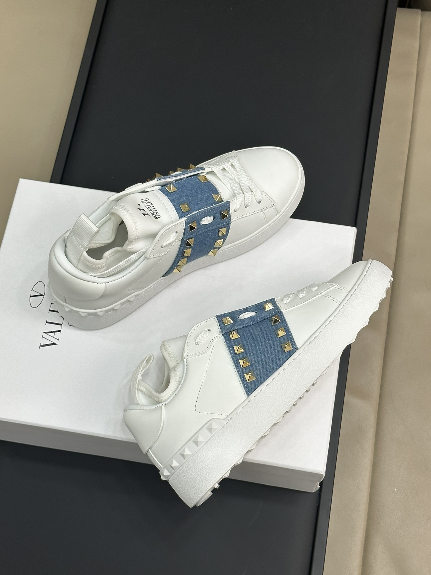 Bagsaaa Va1e*ntin0 Sneakers 01