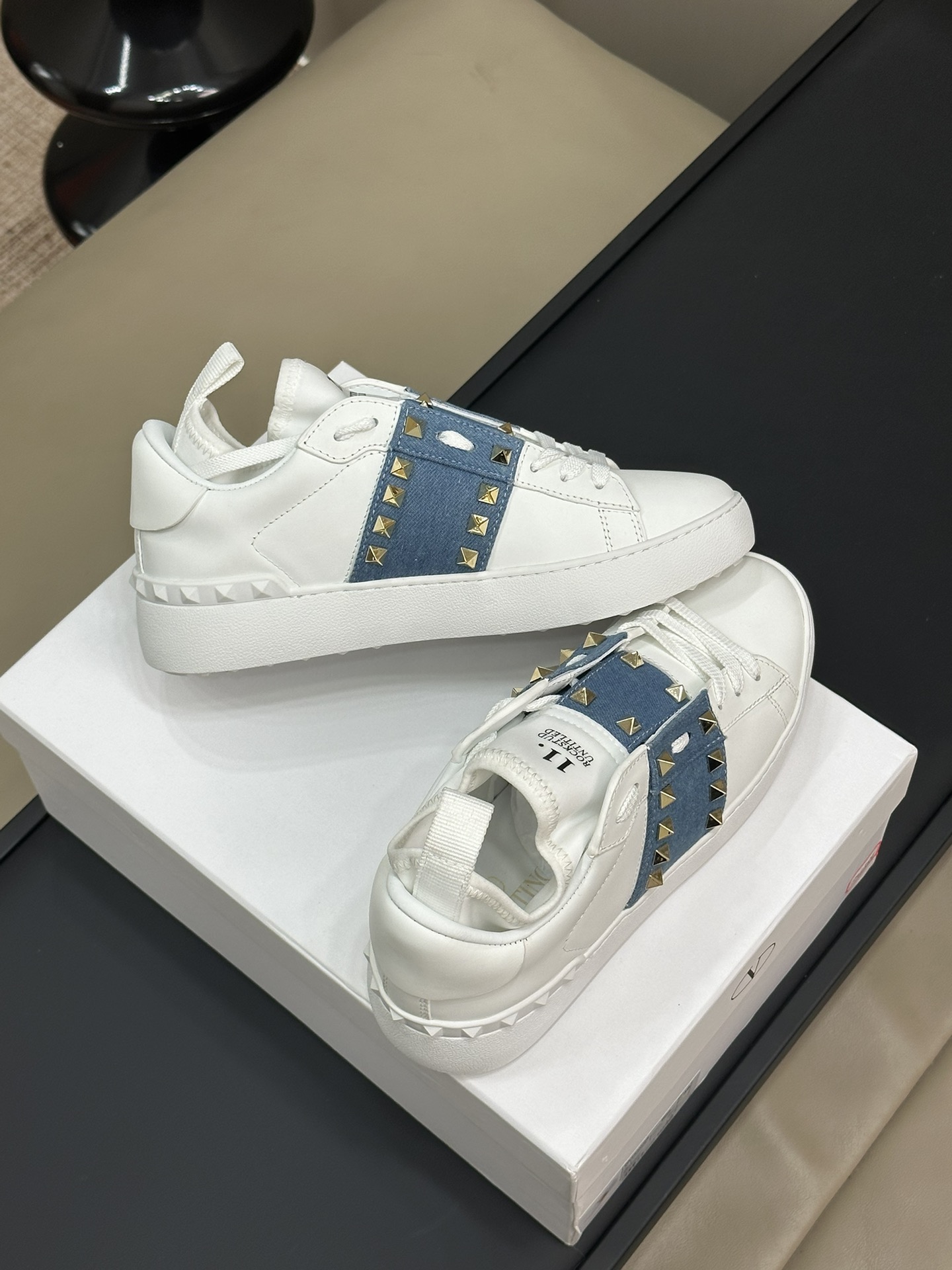 Bagsaaa Va1e*ntin0 Sneakers 01