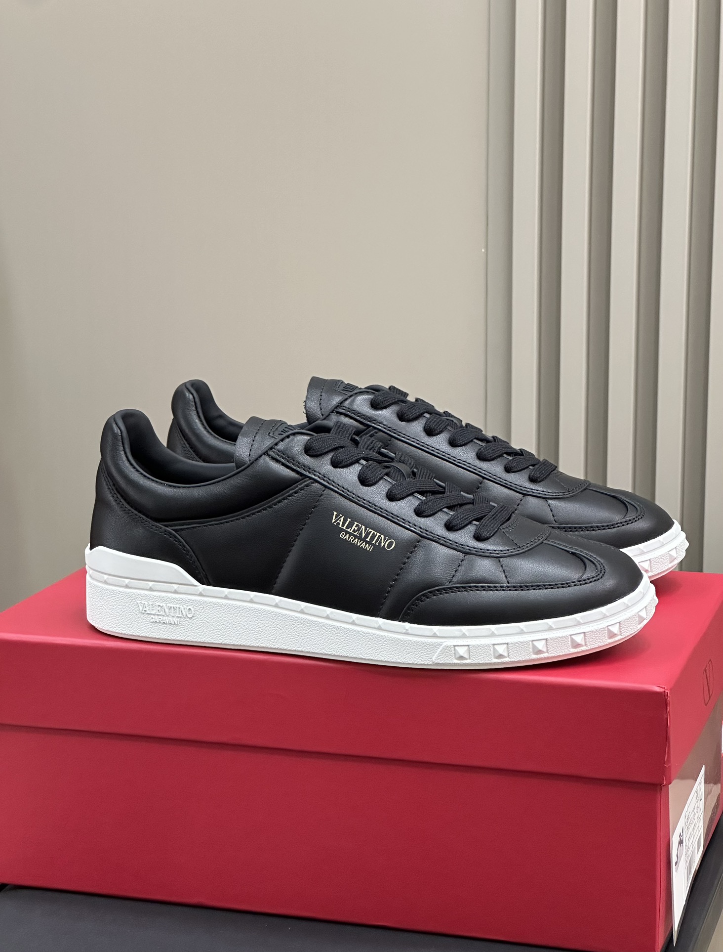 Bagsaaa Va1e*ntin0 Black Sneakers 01