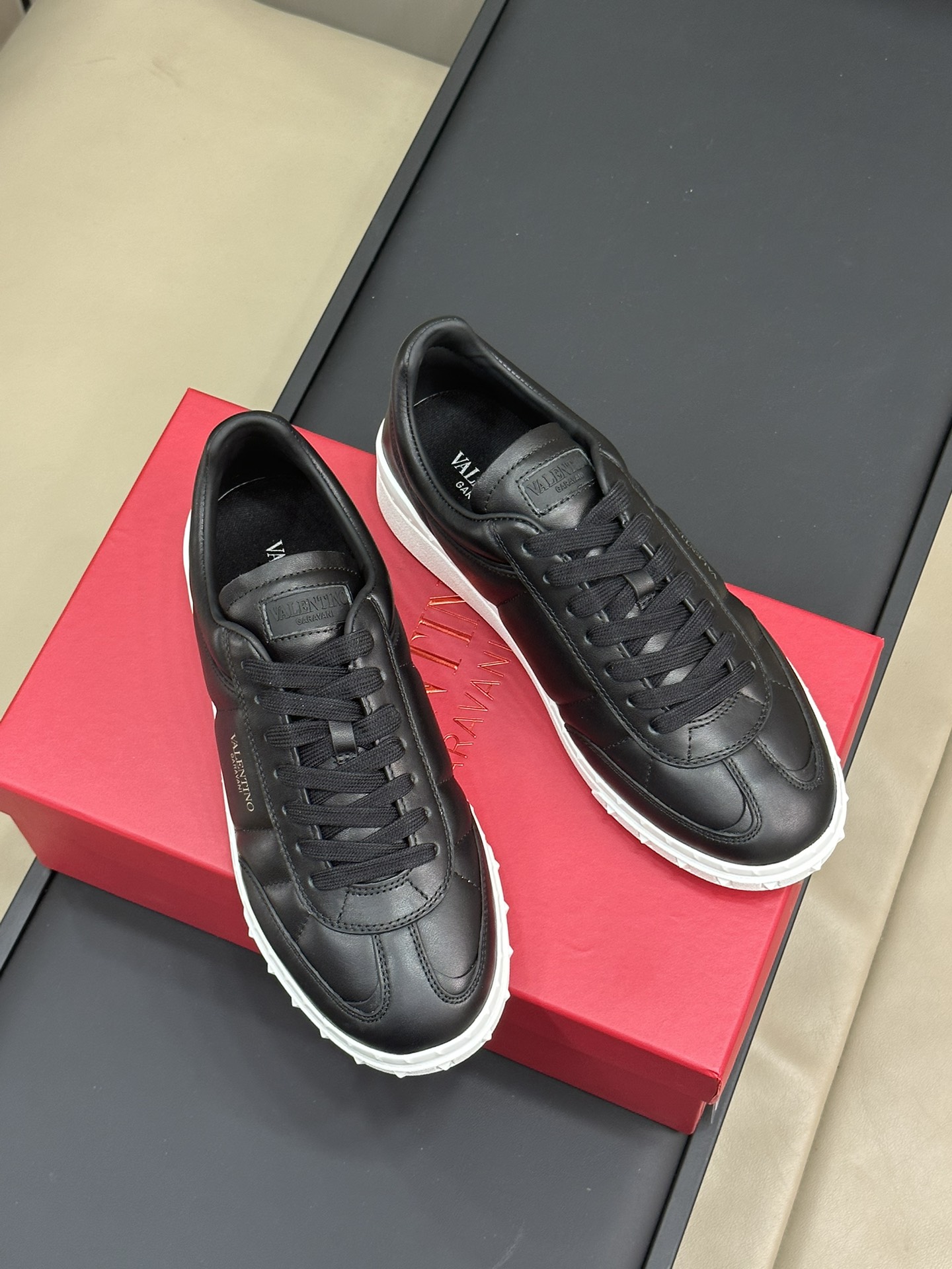 Bagsaaa Va1e*ntin0 Black Sneakers 01