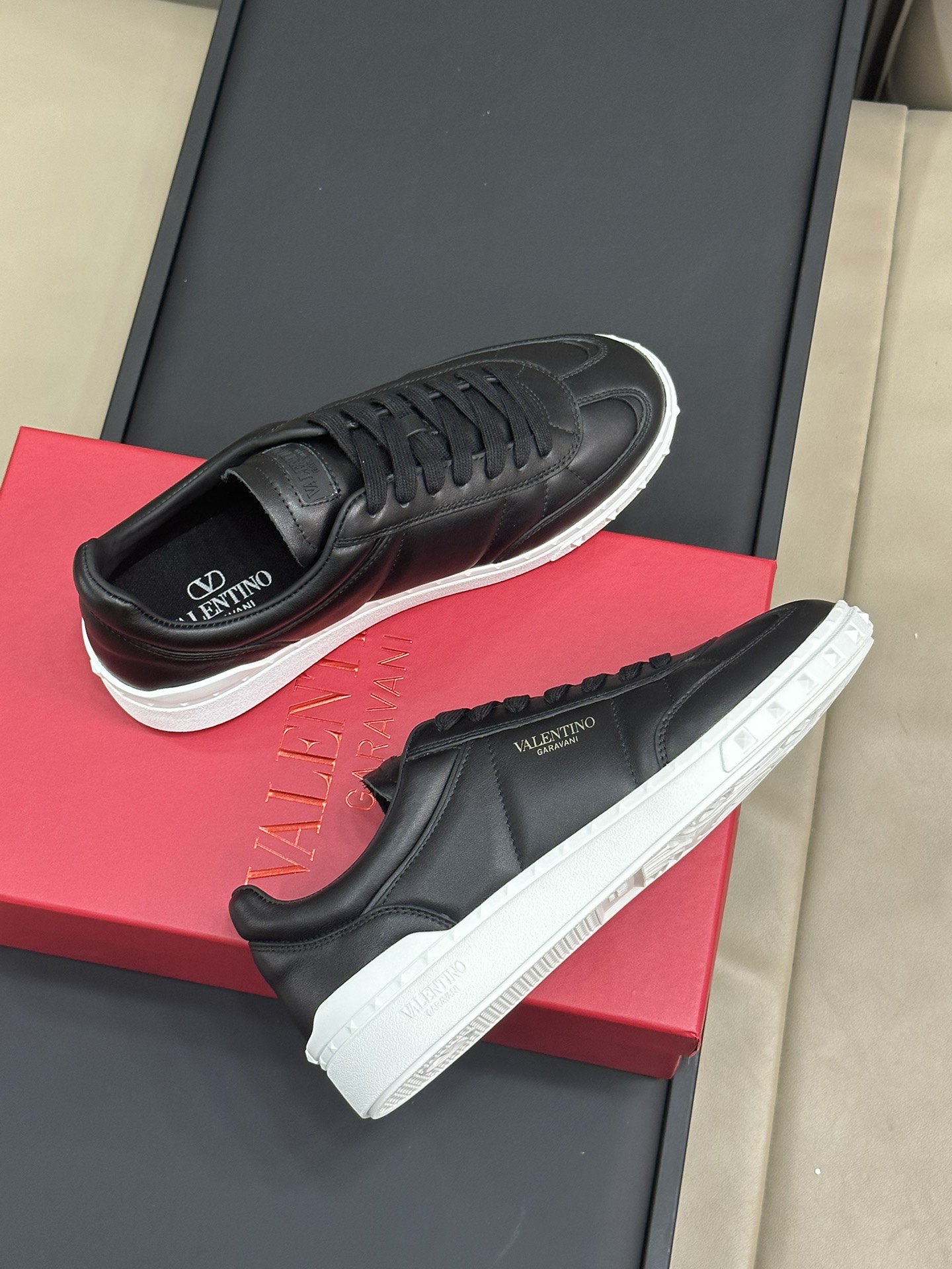 Bagsaaa Va1e*ntin0 Black Sneakers 01