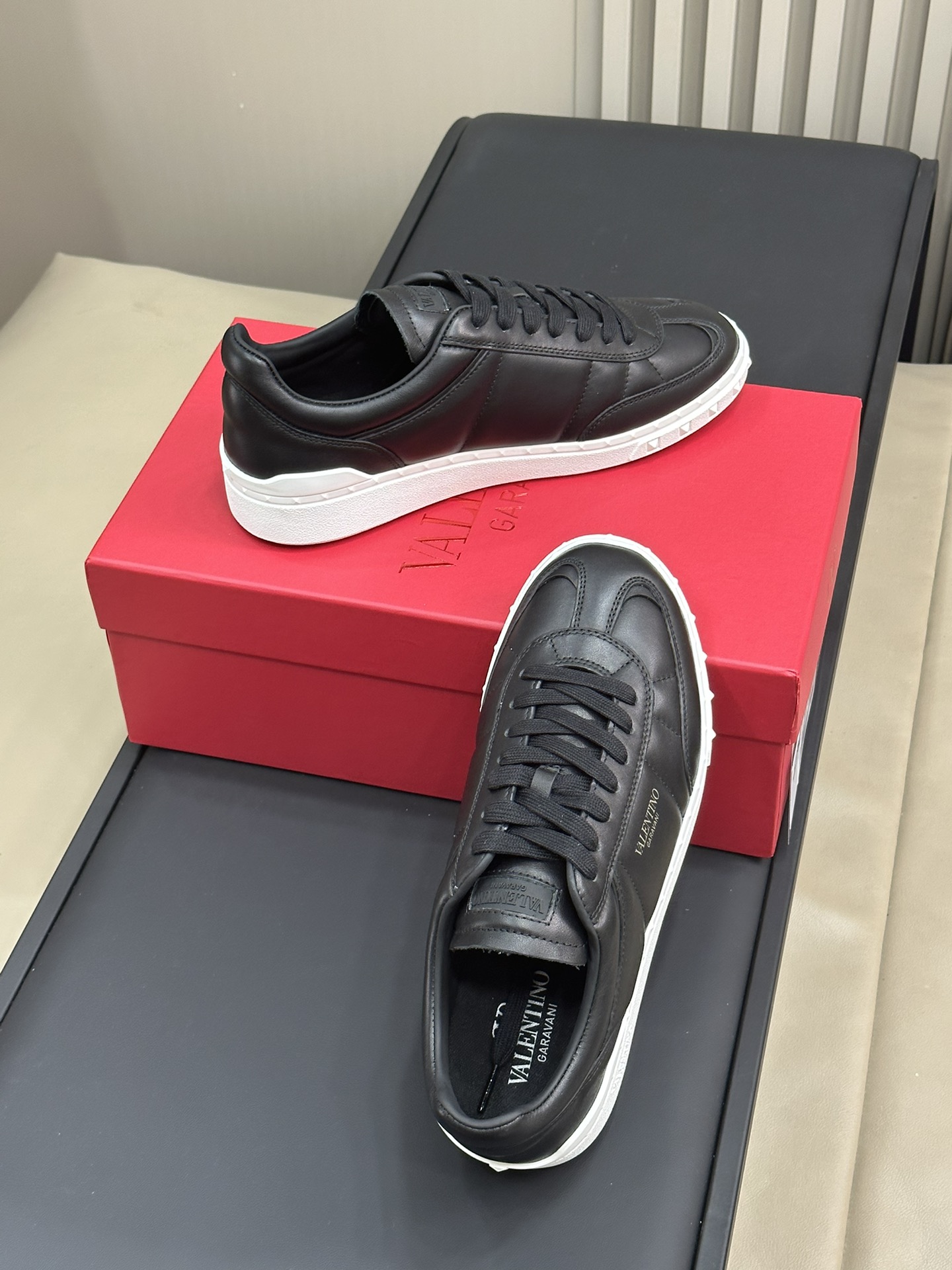 Bagsaaa Va1e*ntin0 Black Sneakers 01