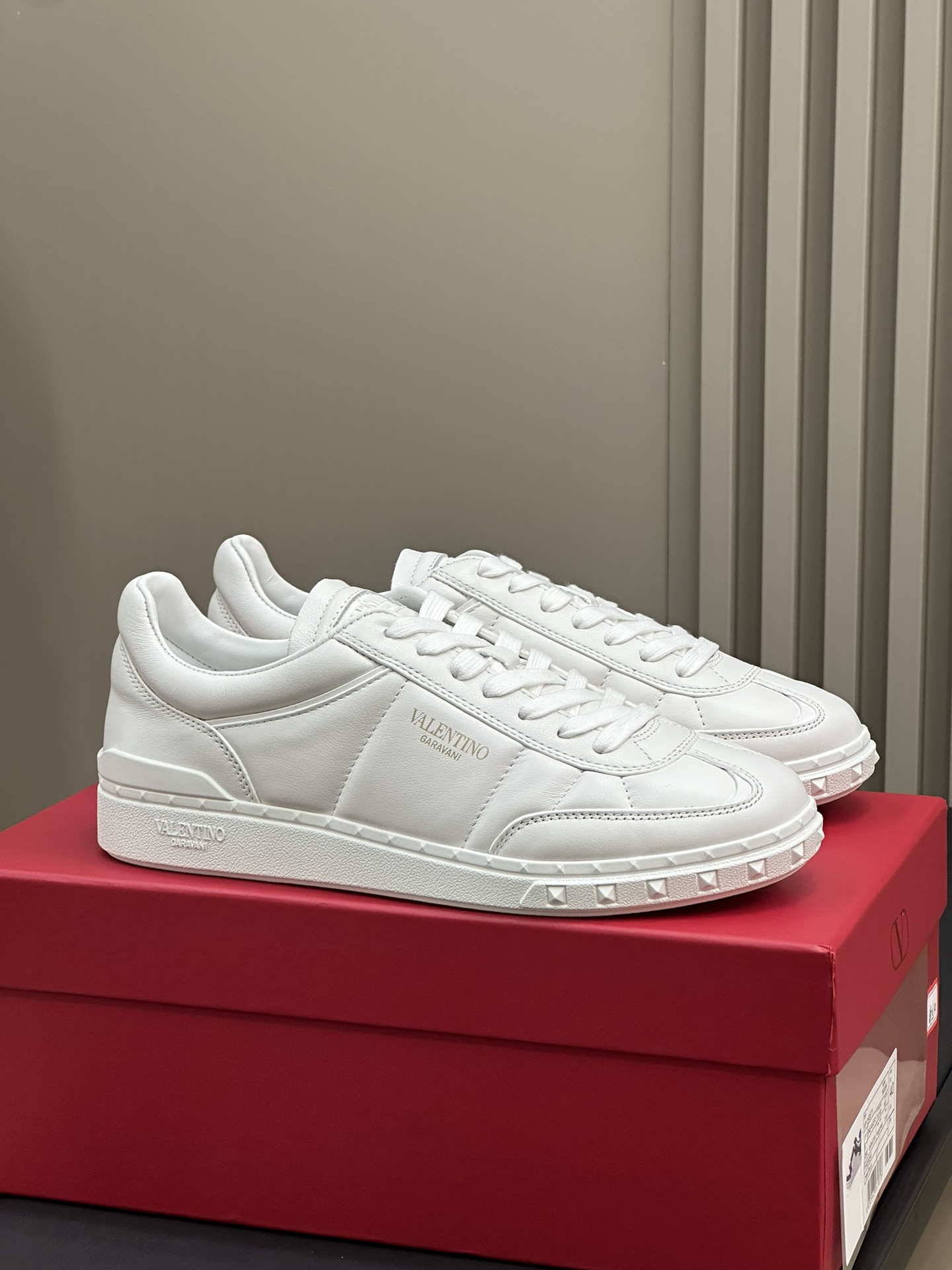 Bagsaaa Va1e*ntin0 White Sneakers 01