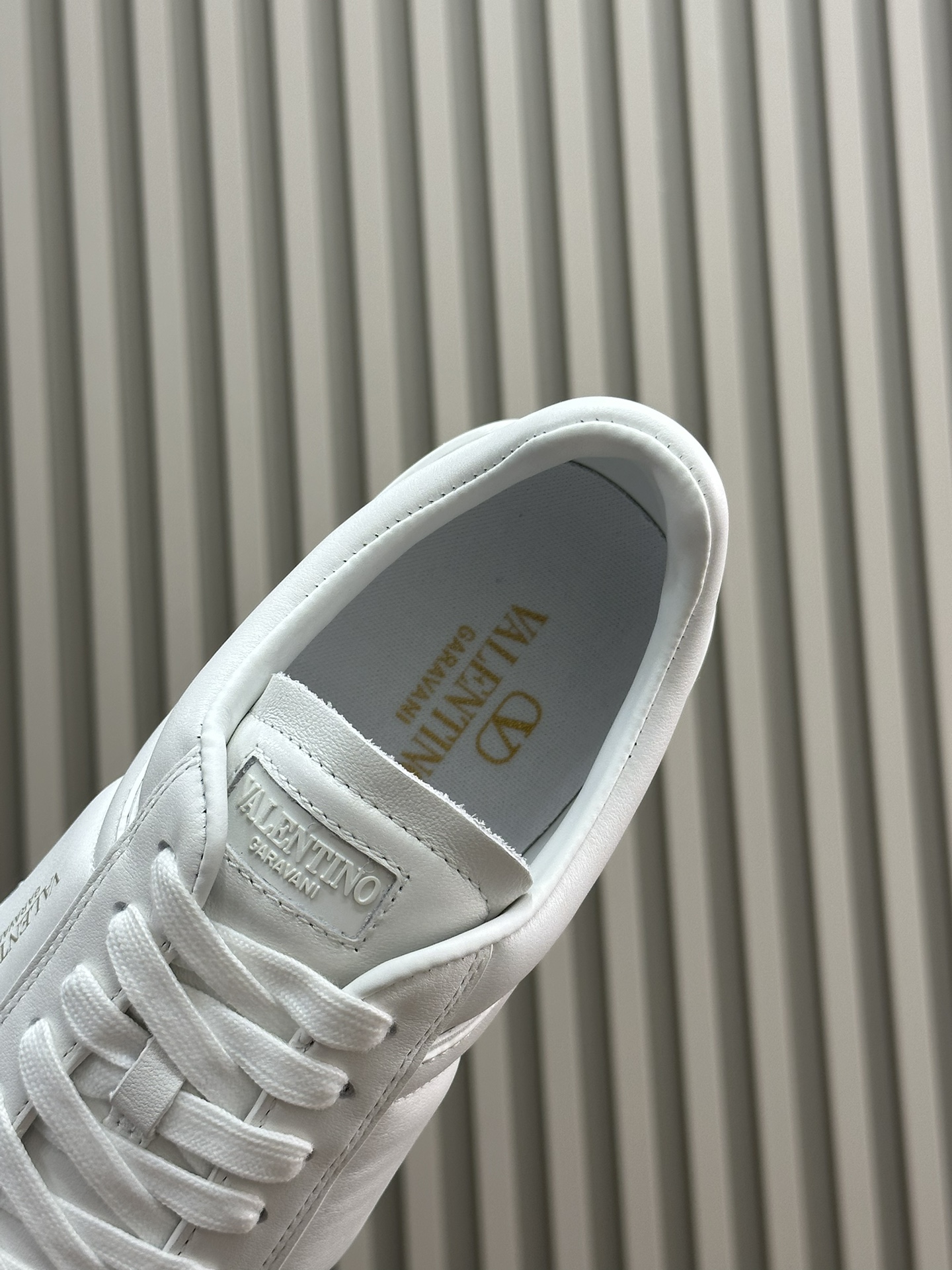 Bagsaaa Va1e*ntin0 White Sneakers 01