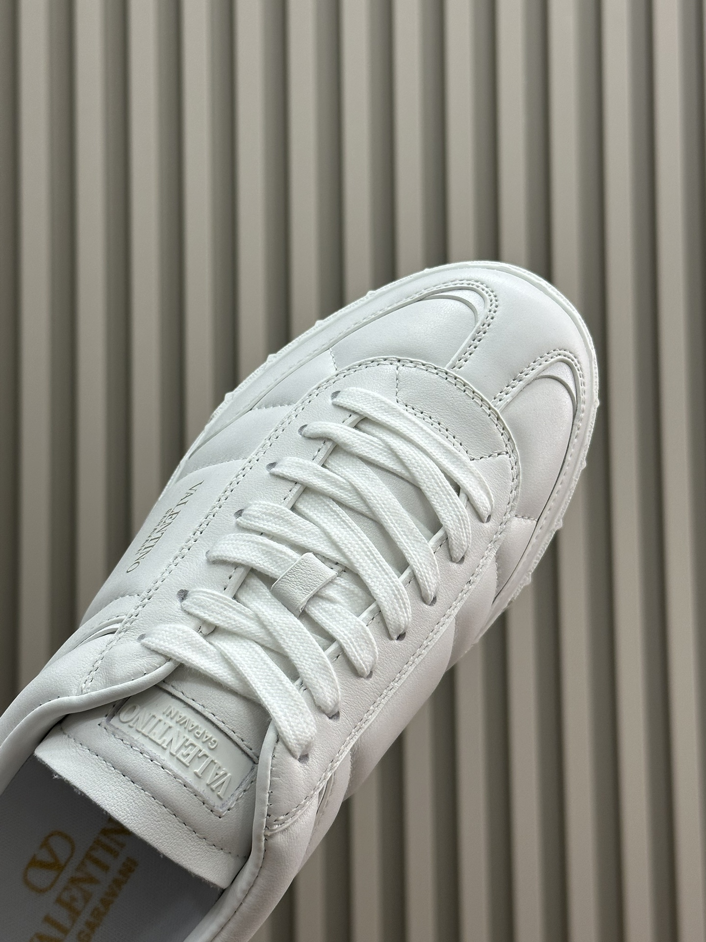 Bagsaaa Va1e*ntin0 White Sneakers 01