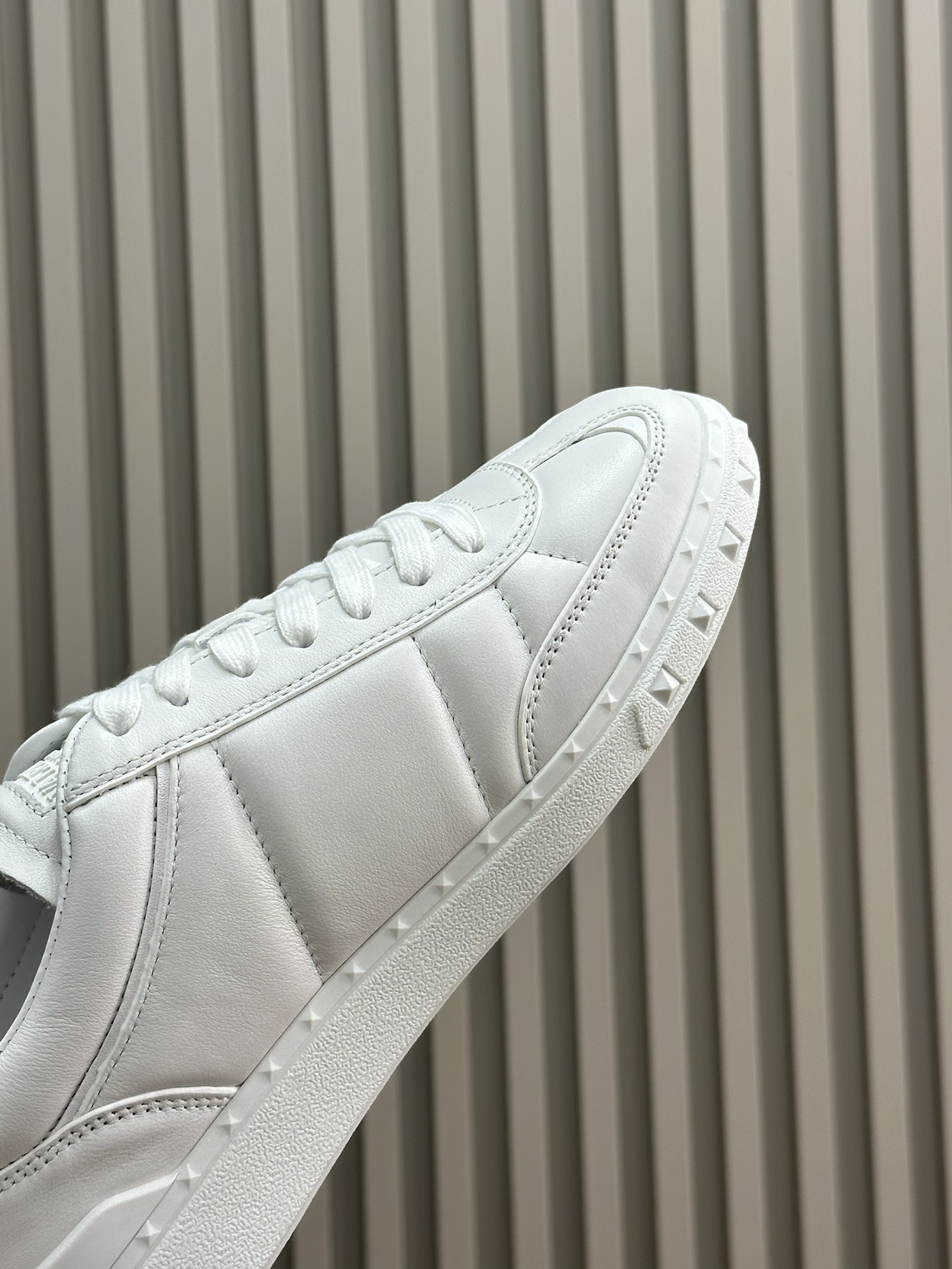 Bagsaaa Va1e*ntin0 White Sneakers 01