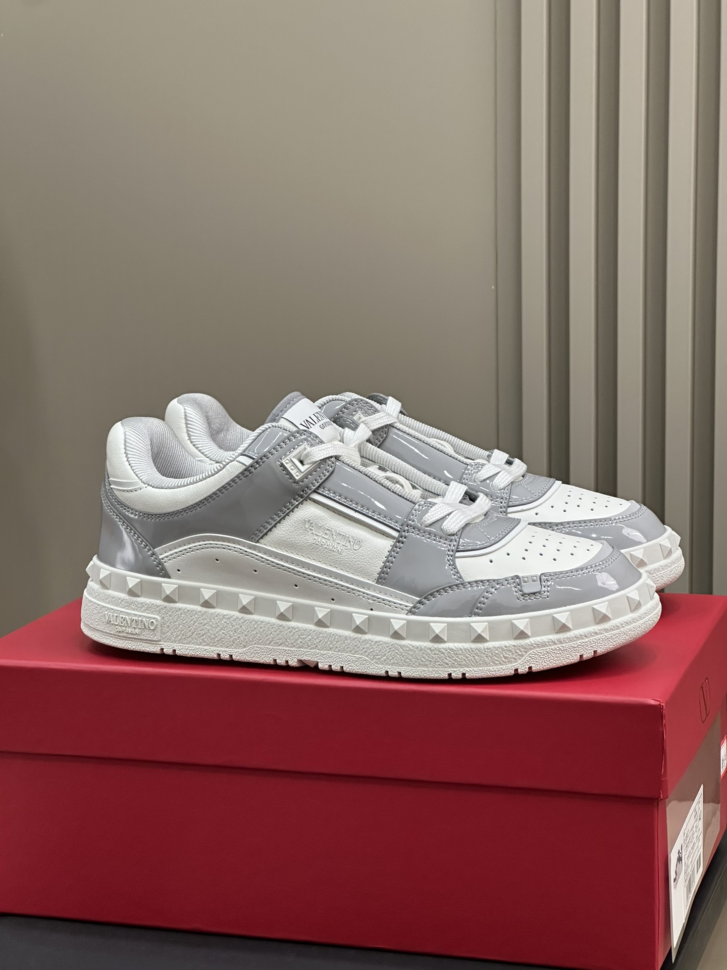 Bagsaaa Va1e*ntin0 Sneakers White & Gray