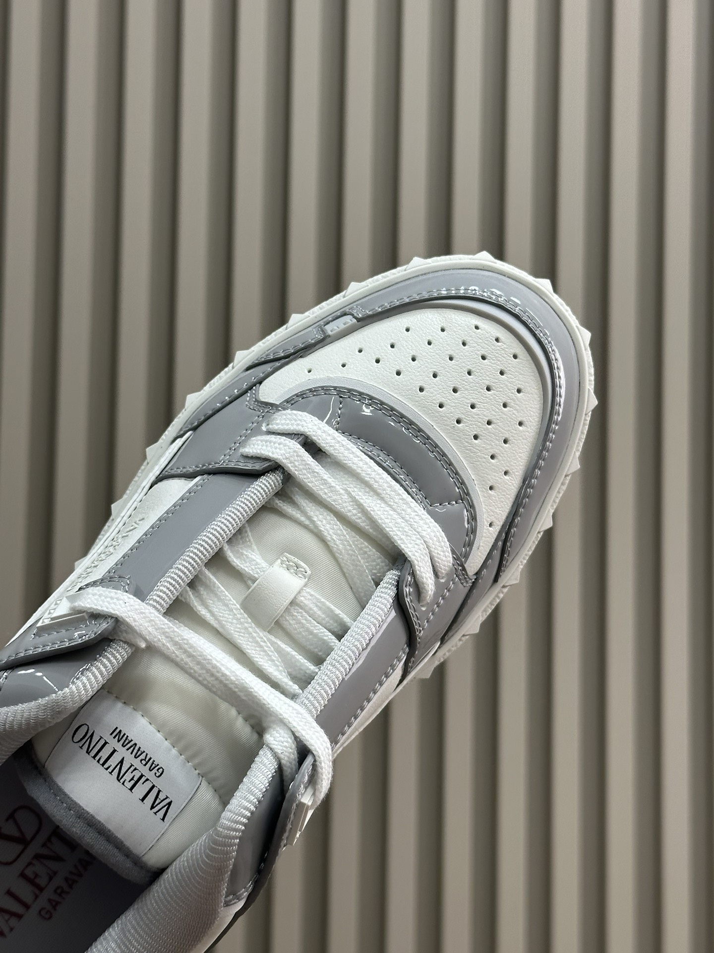 Bagsaaa Va1e*ntin0 Sneakers White & Gray