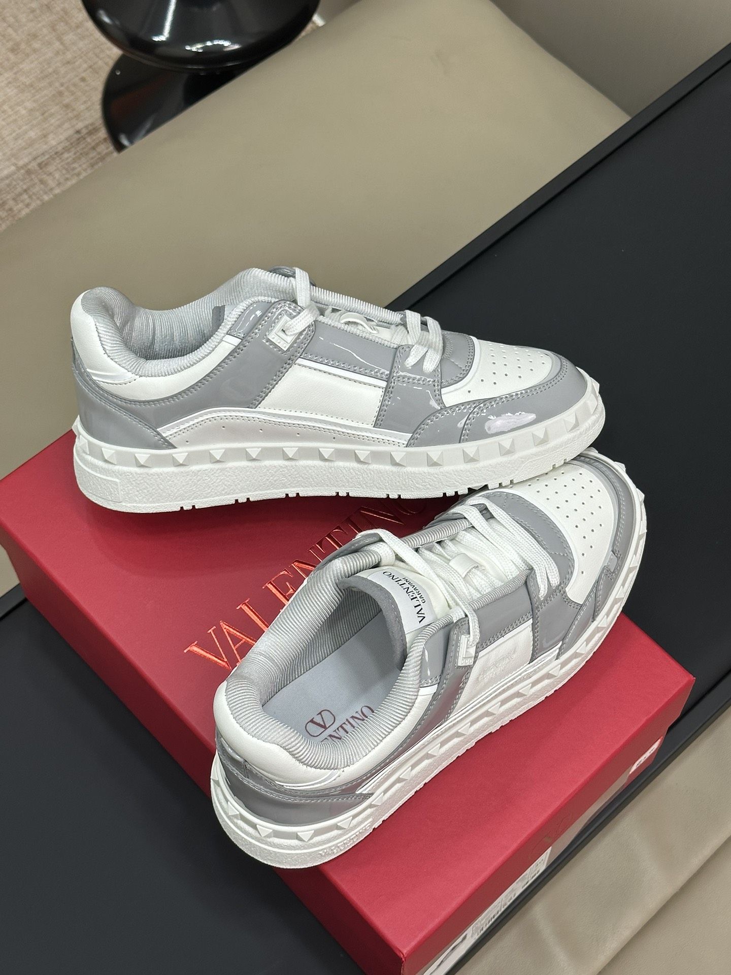 Bagsaaa Va1e*ntin0 Sneakers White & Gray