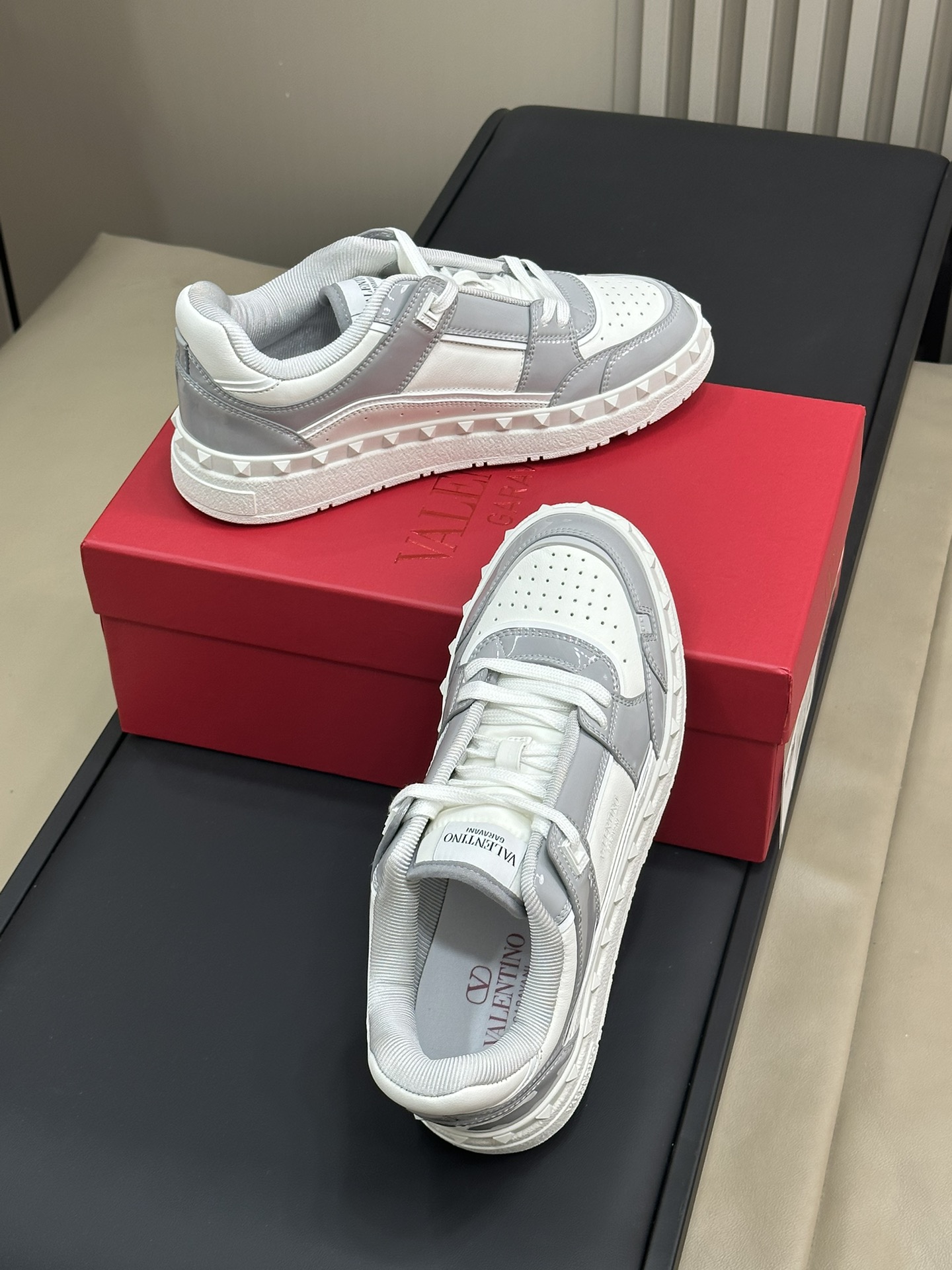 Bagsaaa Va1e*ntin0 Sneakers White & Gray