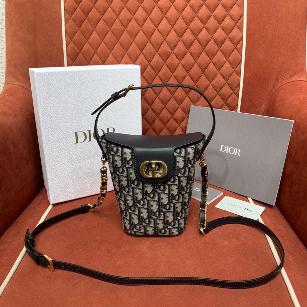 Bagsaaa 30 Montaigne D10r Amber Mini Bucket Bag Blue D10r Oblique Jacquard and Calfskin - 17 x 18 x 8 cm