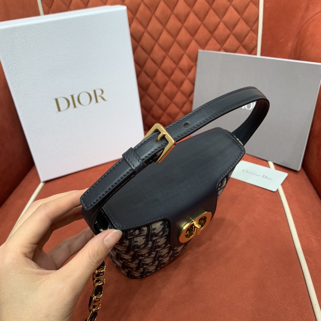 Bagsaaa 30 Montaigne D10r Amber Mini Bucket Bag Blue D10r Oblique Jacquard and Calfskin - 17 x 18 x 8 cm