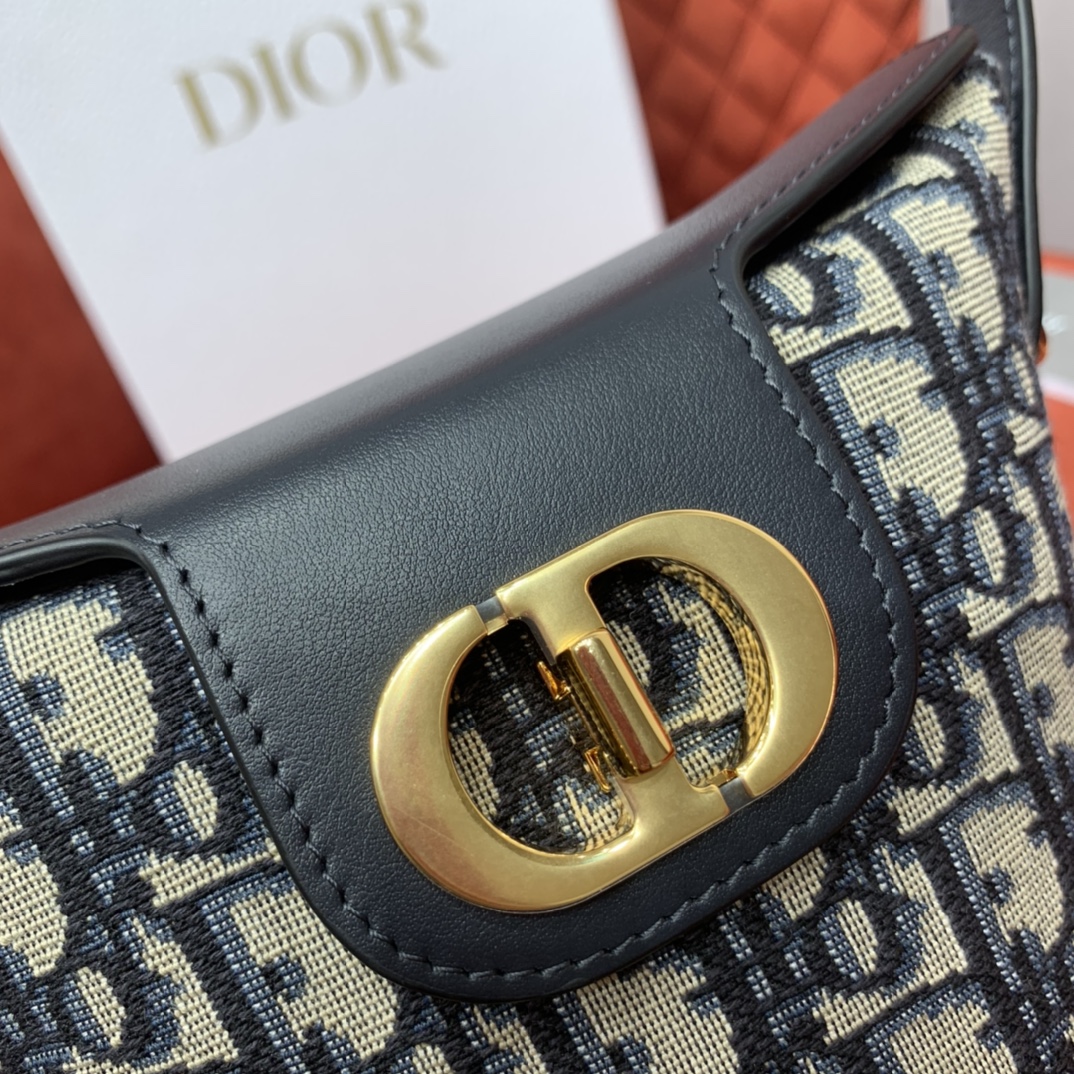 Bagsaaa 30 Montaigne D10r Amber Mini Bucket Bag Blue D10r Oblique Jacquard and Calfskin - 17 x 18 x 8 cm