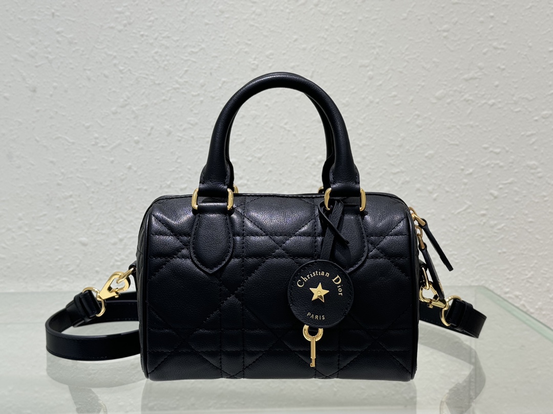 Bagsaaa D10r Groove 20 Bag Black Macrocannage Calfskin - 20.5 x 13.5 x 12 cm