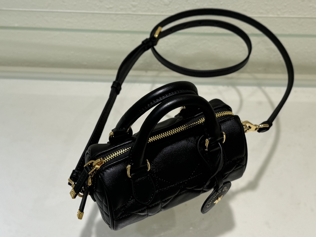 Bagsaaa D10r Groove 16 Mini Bag Black Macrocannage Calfskin - 17 x 10 x 8 cm