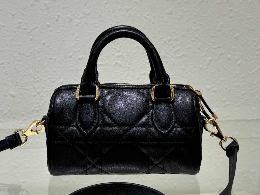 Bagsaaa D10r Groove 16 Mini Bag Black Macrocannage Calfskin - 17 x 10 x 8 cm