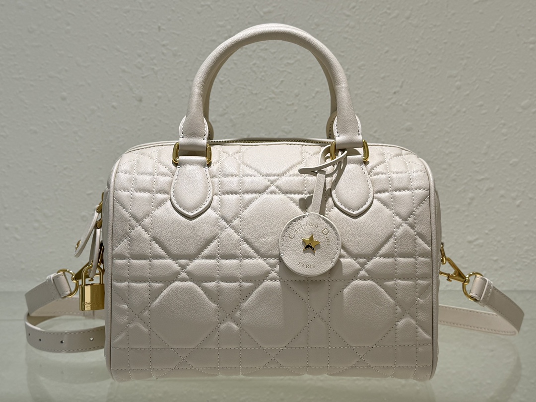 Bagsaaa D10r Groove 25 Bag Dusty Ivory Macrocannage Calfskin - 25 x 19 x 16 cm