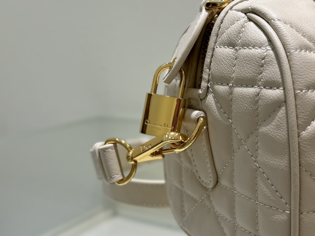 Bagsaaa D10r Groove 25 Bag Dusty Ivory Macrocannage Calfskin - 25 x 19 x 16 cm