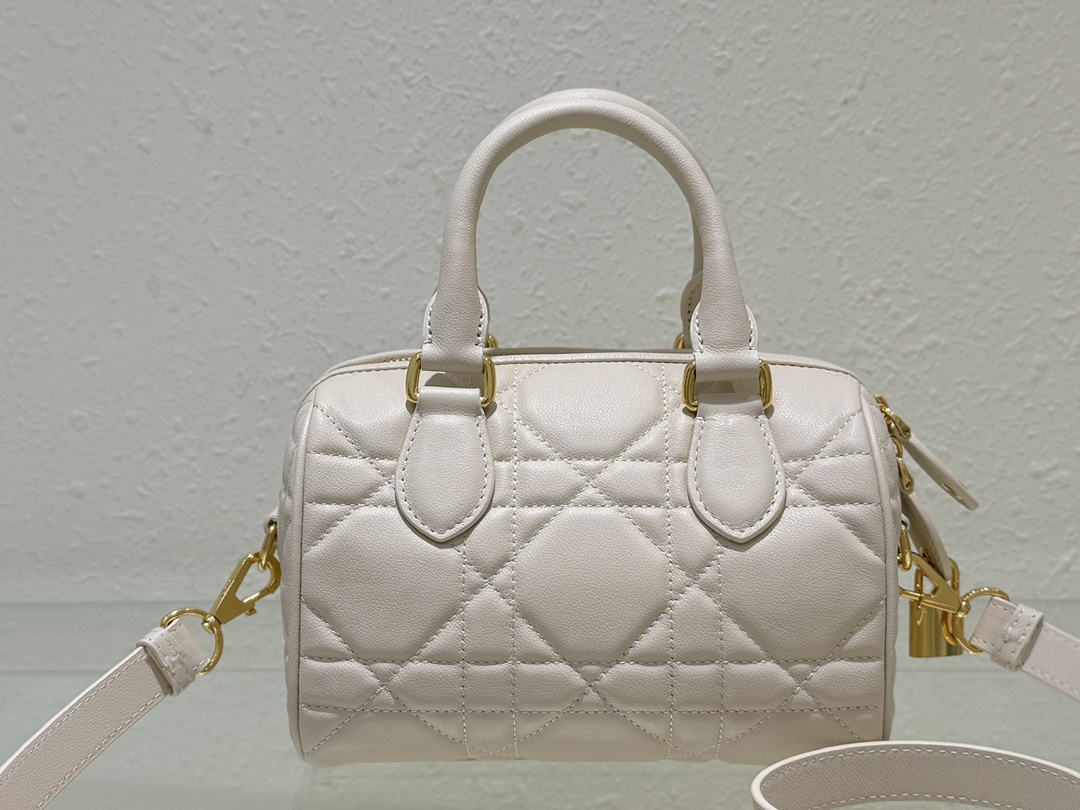 Bagsaaa D10r Groove 25 Bag Dusty Ivory Macrocannage Calfskin - 25 x 19 x 16 cm
