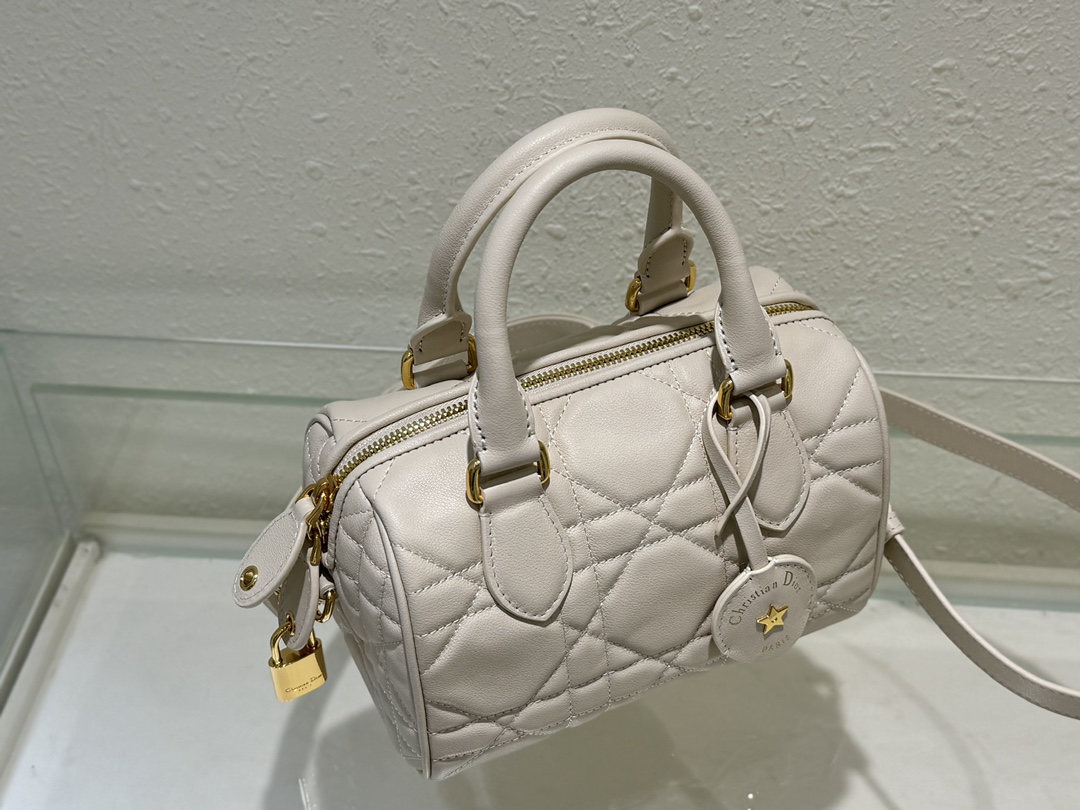 Bagsaaa D10r Groove 25 Bag Dusty Ivory Macrocannage Calfskin - 25 x 19 x 16 cm