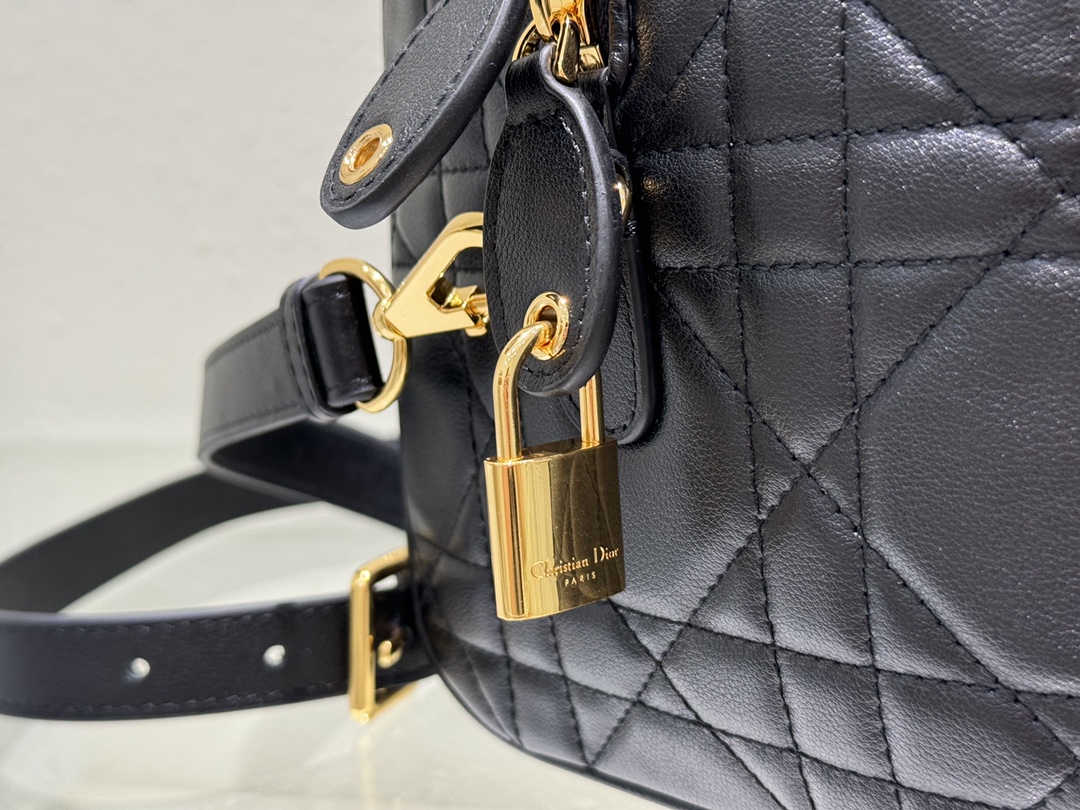 Bagsaaa D10r Groove 25 Bag Black Macrocannage Calfskin - 25 x 19 x 16 cm