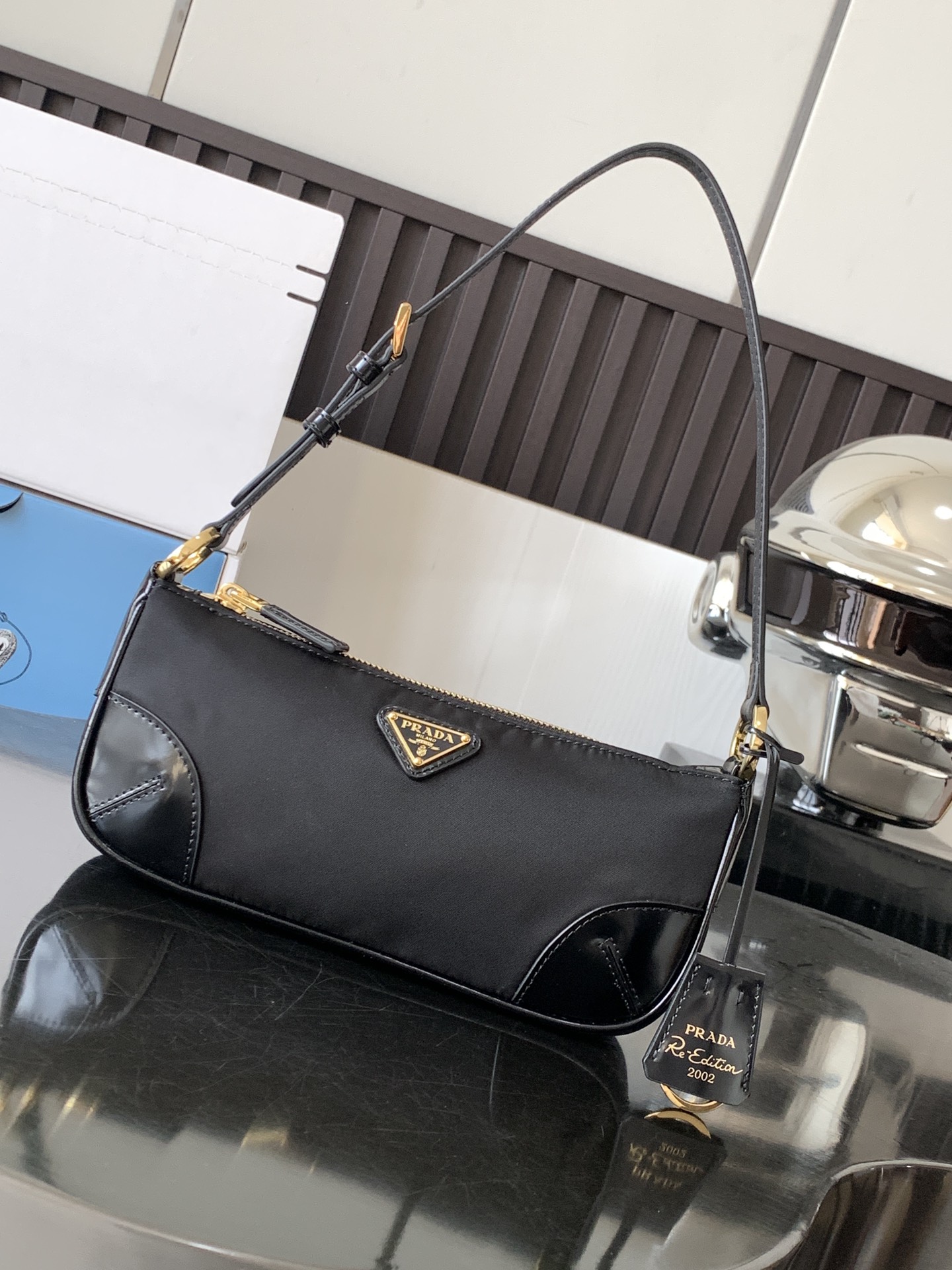 Bagsaaa Pra*a Re-Edition 2002 Re-Nylon and brushed leather shoulder bag - 23.5x10x5cm