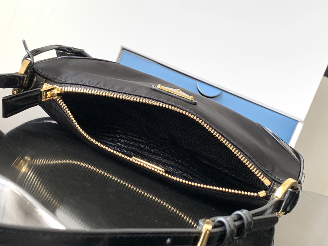 Bagsaaa Pra*a Re-Edition 2002 Re-Nylon and brushed leather shoulder bag - 23.5x10x5cm