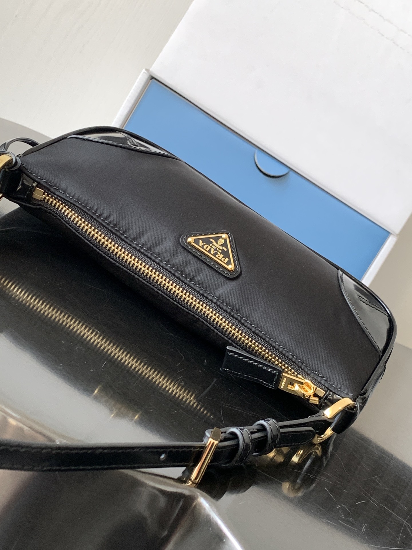 Bagsaaa Pra*a Re-Edition 2002 Re-Nylon and brushed leather shoulder bag - 23.5x10x5cm
