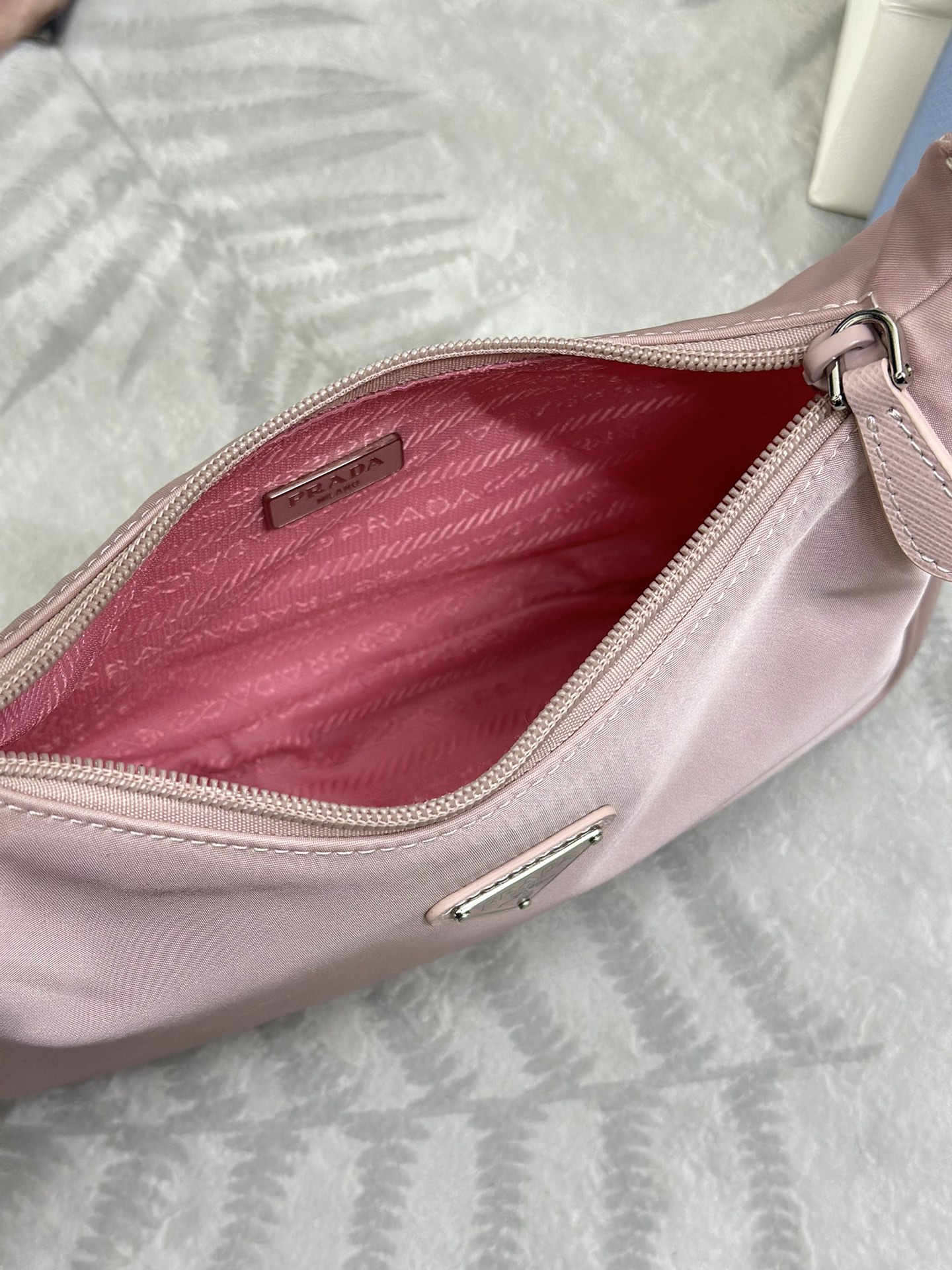 Bagsaaa Re-Nylon Pra*a Re-Edition 2000 mini-bag light pink - 22x6x17 cm