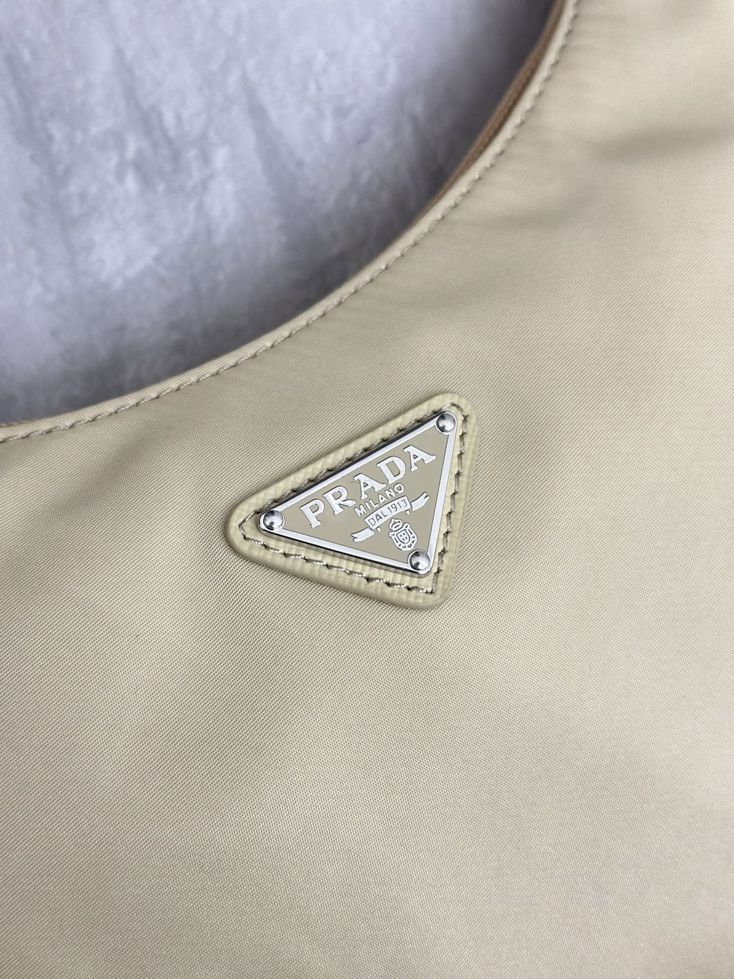 Bagsaaa Re-Nylon Pra*a Re-Edition 2000 mini-bag beige - 22x6x17 cm