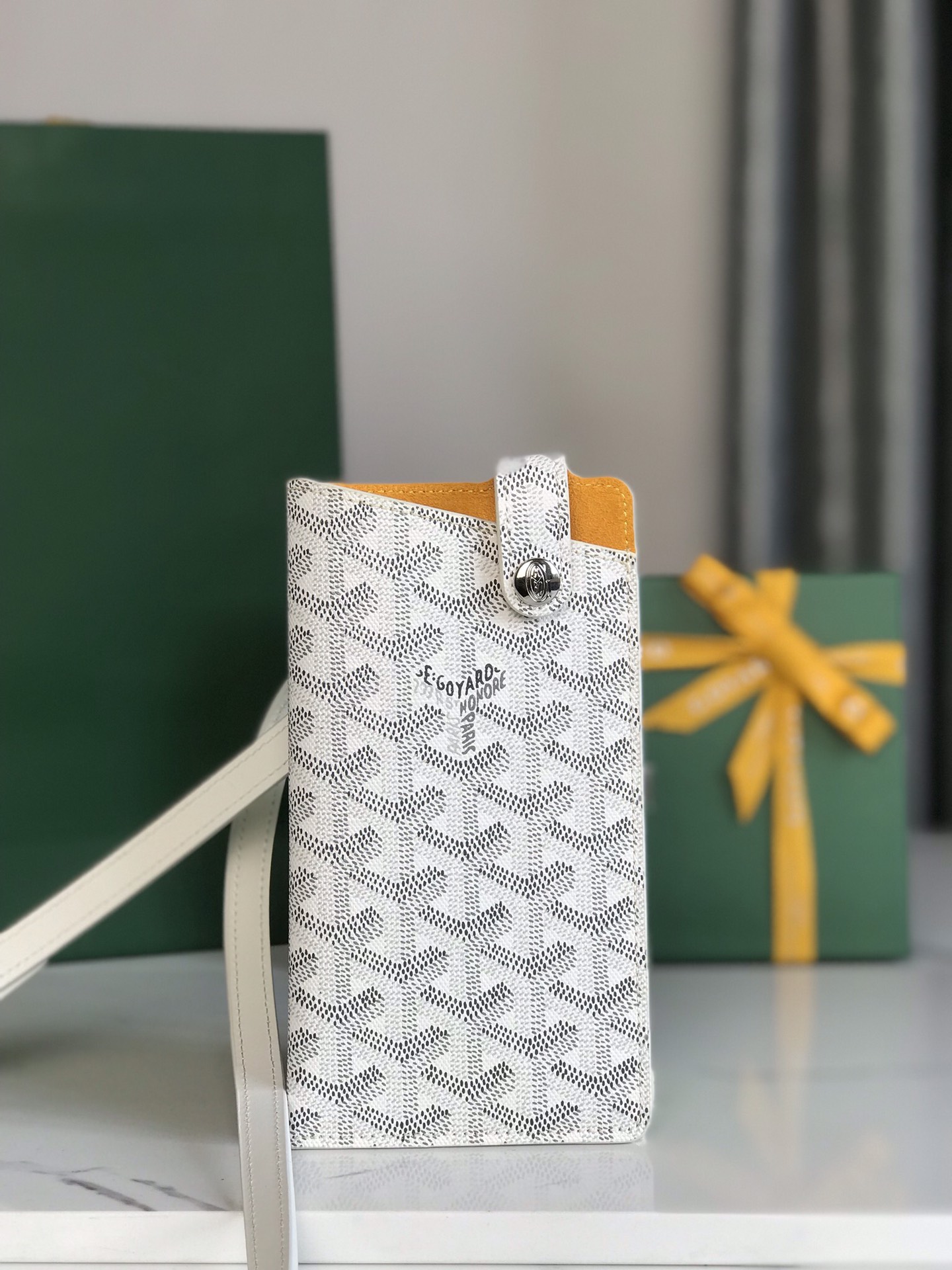 Bagsaaa G09ard Montmartre GM Case White - 10 x 1 x 18cm