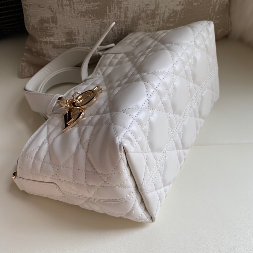 Bagsaaa Small D10r Toujours Bag White Macrocannage Calfskin - 23 x 14 x 12 cm