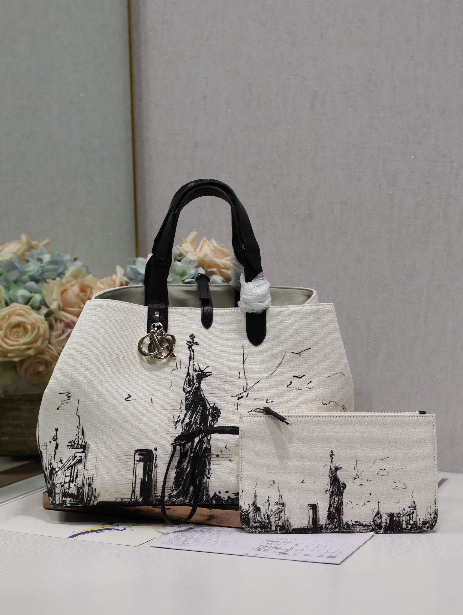 Bagsaaa Large D10r Toujours Bag Latte and Black Canvas with New York Print - 37 x 27 x 21 cm