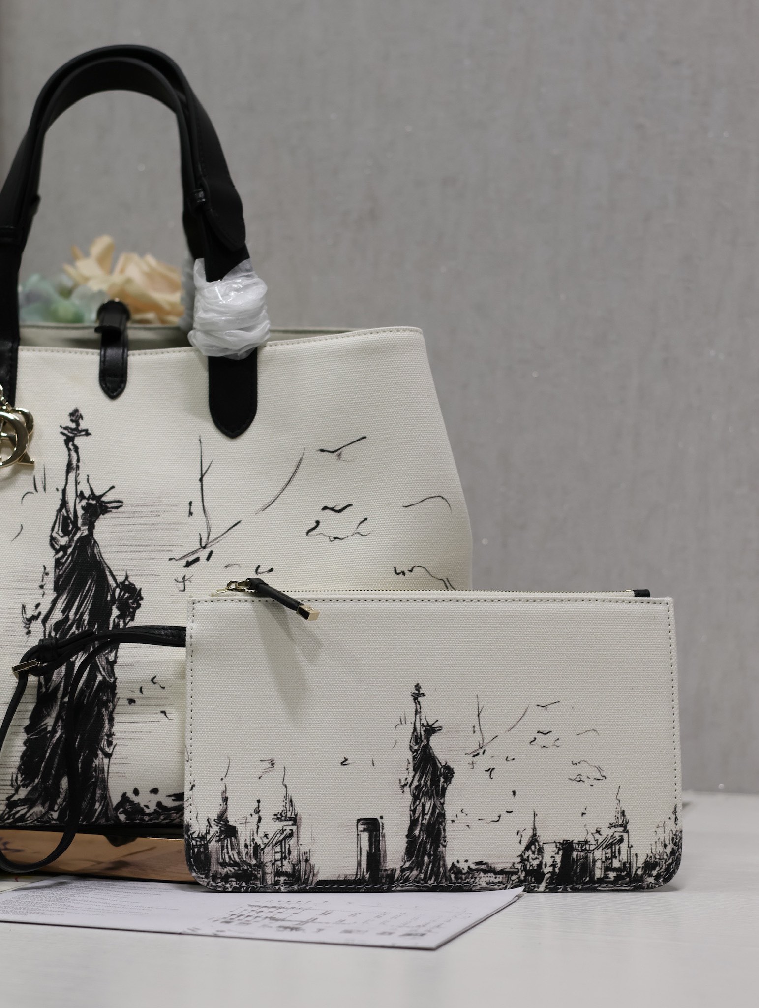 Bagsaaa Large D10r Toujours Bag Latte and Black Canvas with New York Print - 37 x 27 x 21 cm